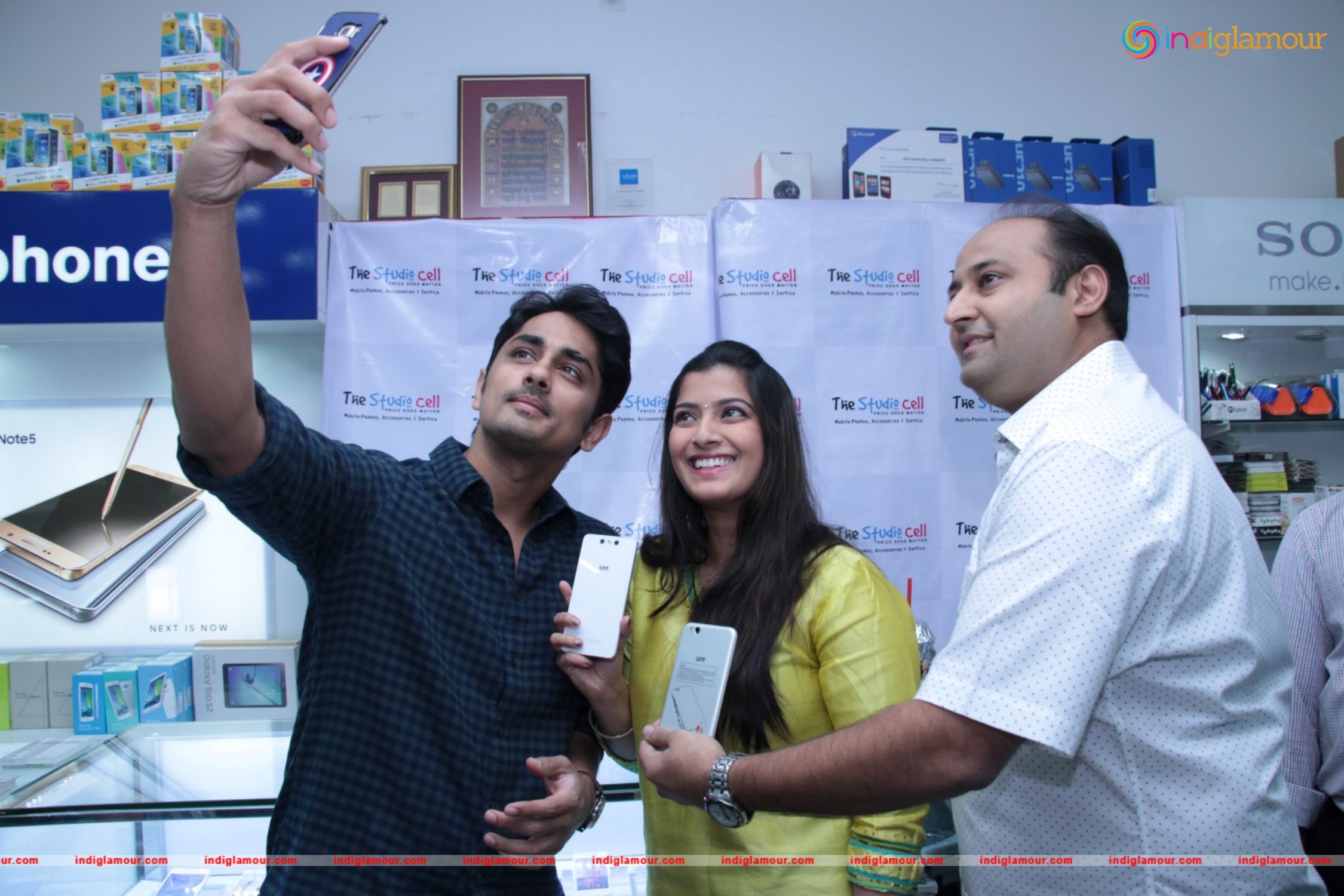 Siddharth and Varalakshmi Experiencing True4G On LYF Phones Event hd photo