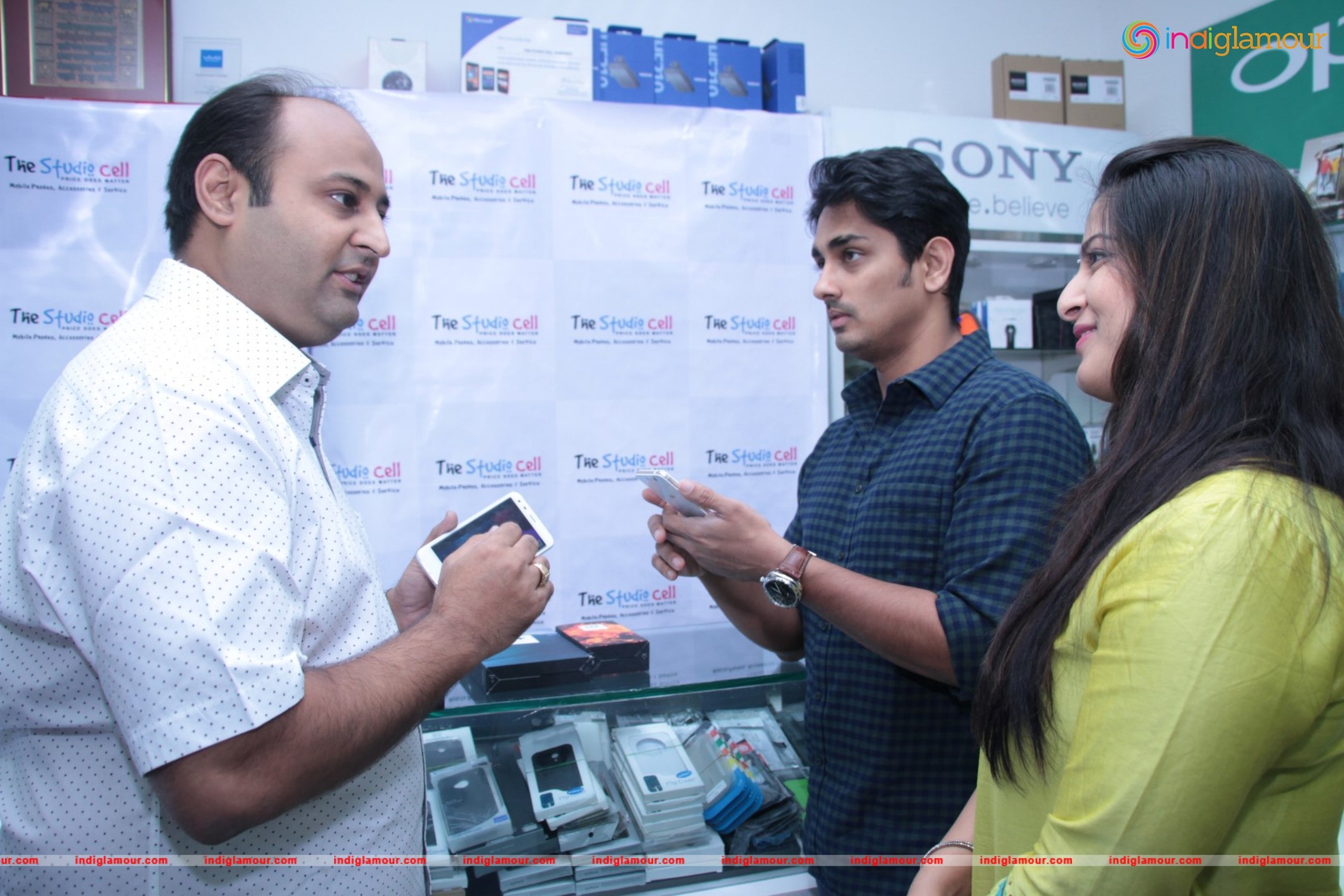 Siddharth and Varalakshmi Experiencing True4G On LYF Phones Event hd photo