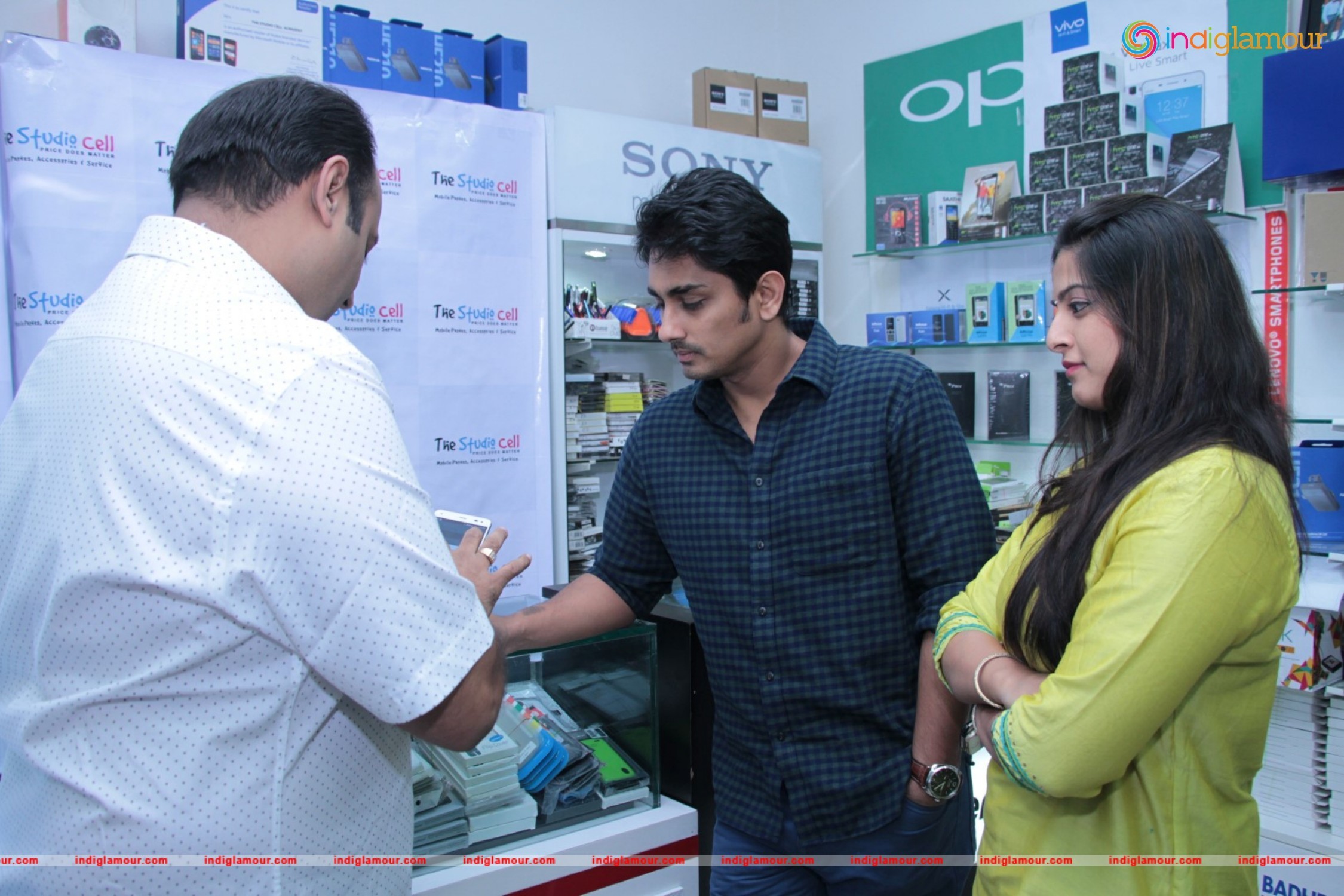 Siddharth and Varalakshmi Experiencing True4G On LYF Phones Event hd photo