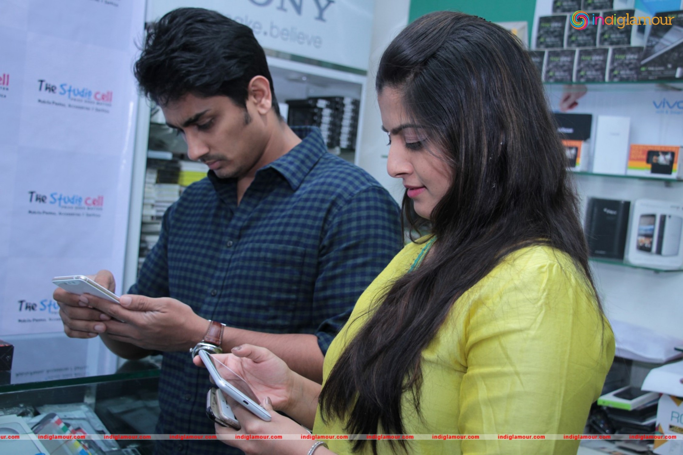 Siddharth and Varalakshmi Experiencing True4G On LYF Phones Event hd photo
