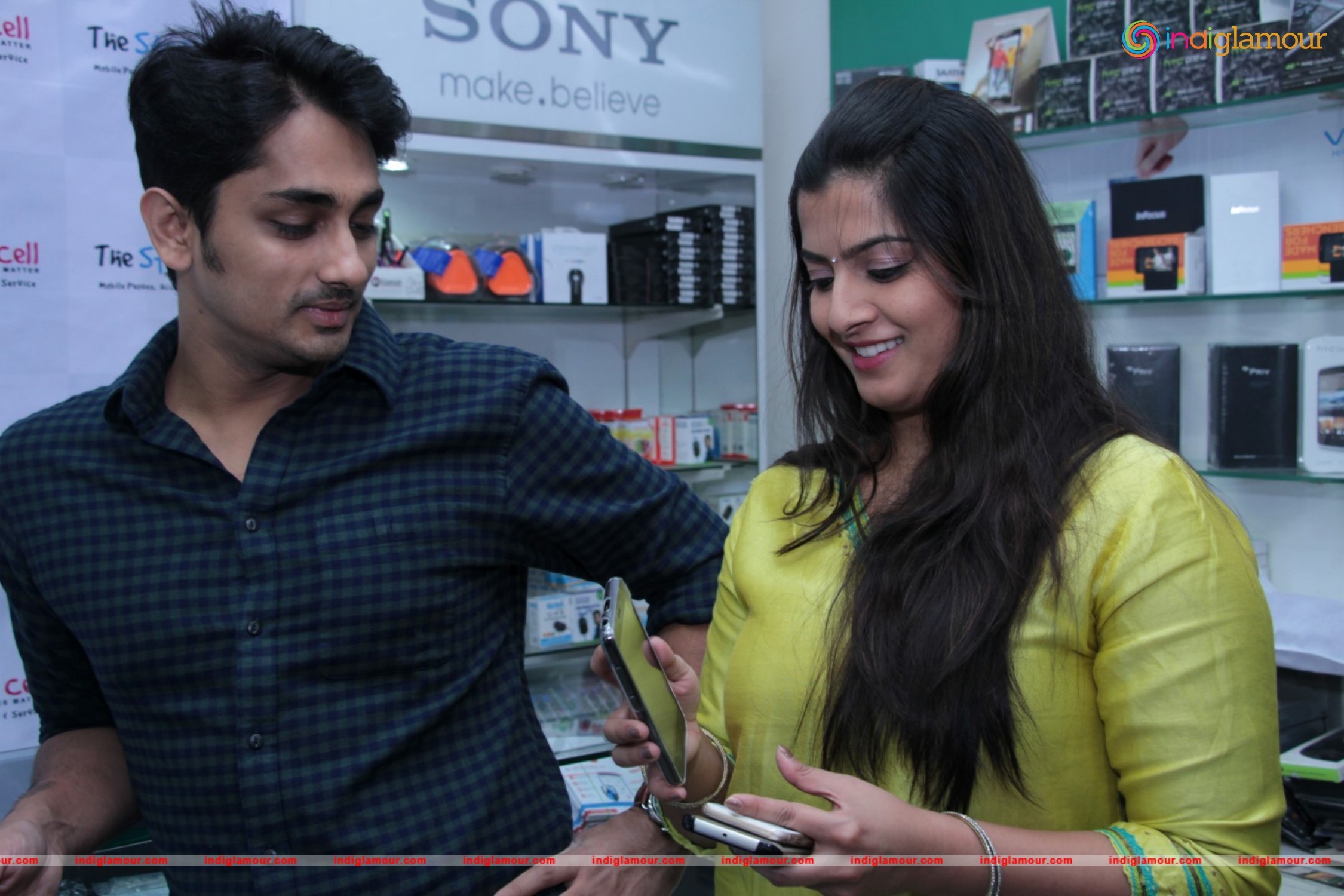Siddharth and Varalakshmi Experiencing True4G On LYF Phones Event hd photo