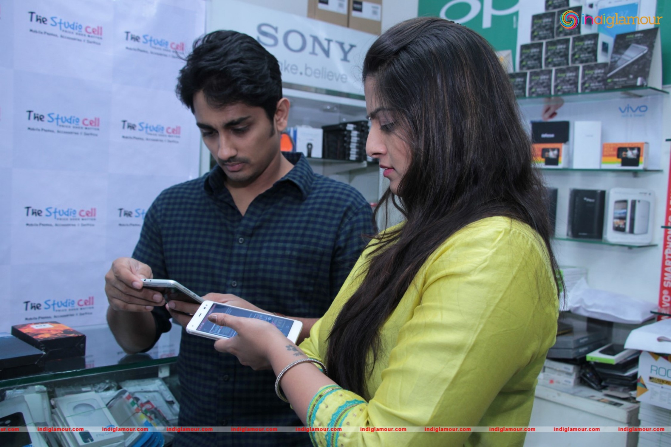 Siddharth and Varalakshmi Experiencing True4G On LYF Phones Event hd photo