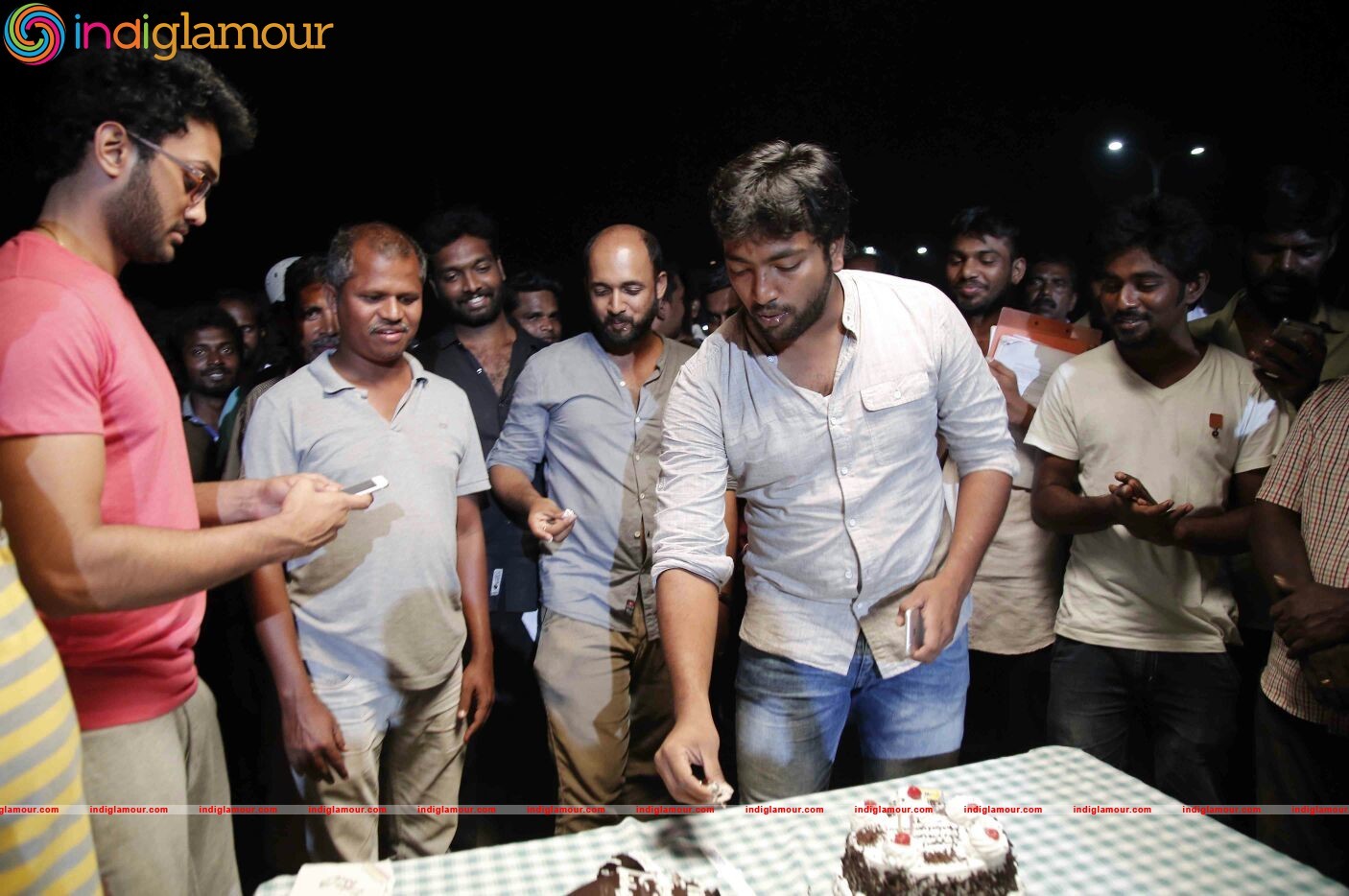 Actor Kalaiarasan Birthday Celebration With Pattinapakkam Team at Shooting Spot Photos Event hd photo