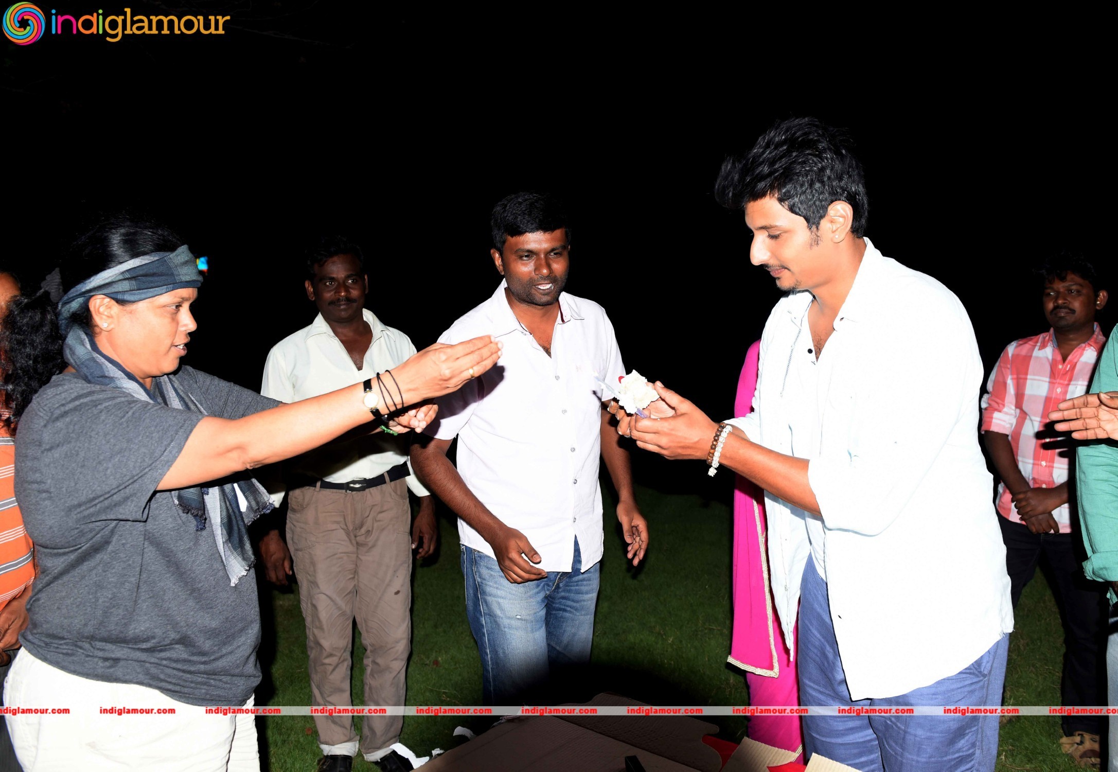 Actor Jiiva Birthday Celebration at Pokkiri Raja Shooting Spot Event hd photo