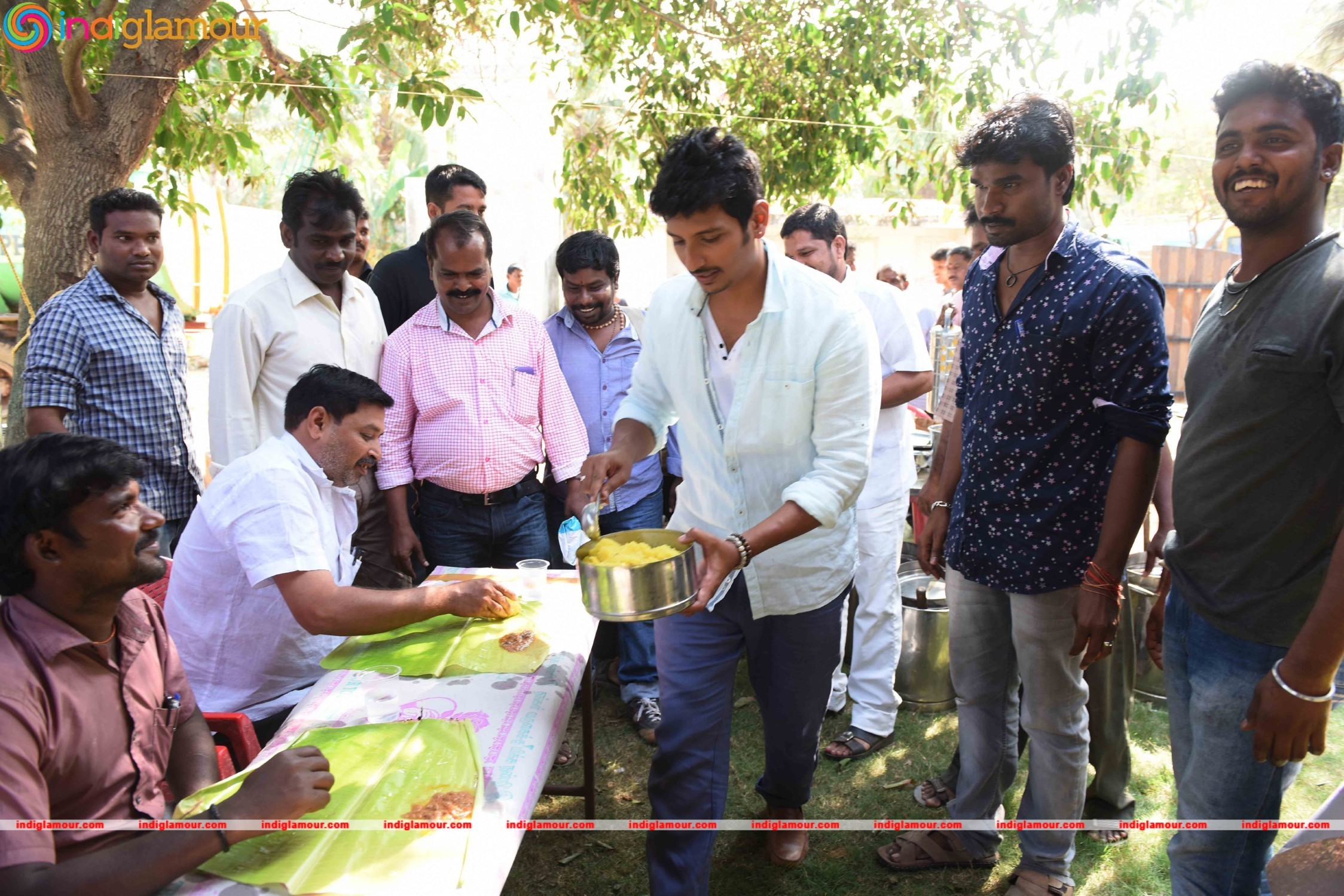 Actor Jiiva Birthday Celebration at Pokkiri Raja Shooting Spot Event hd photo