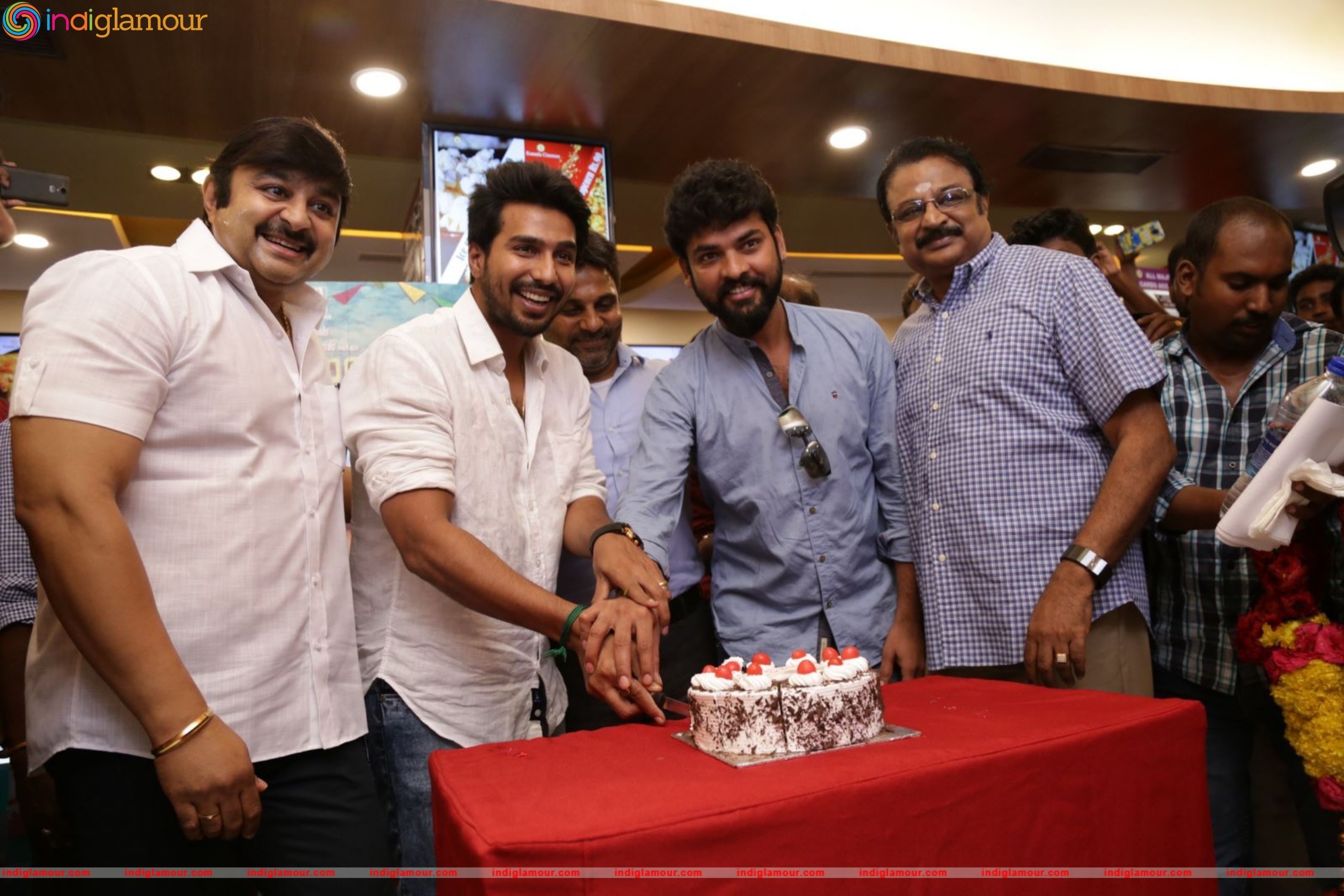 Kamala Cinemas Felicitating Velaina Vanthuta Vellaikaran Team Event hd photo