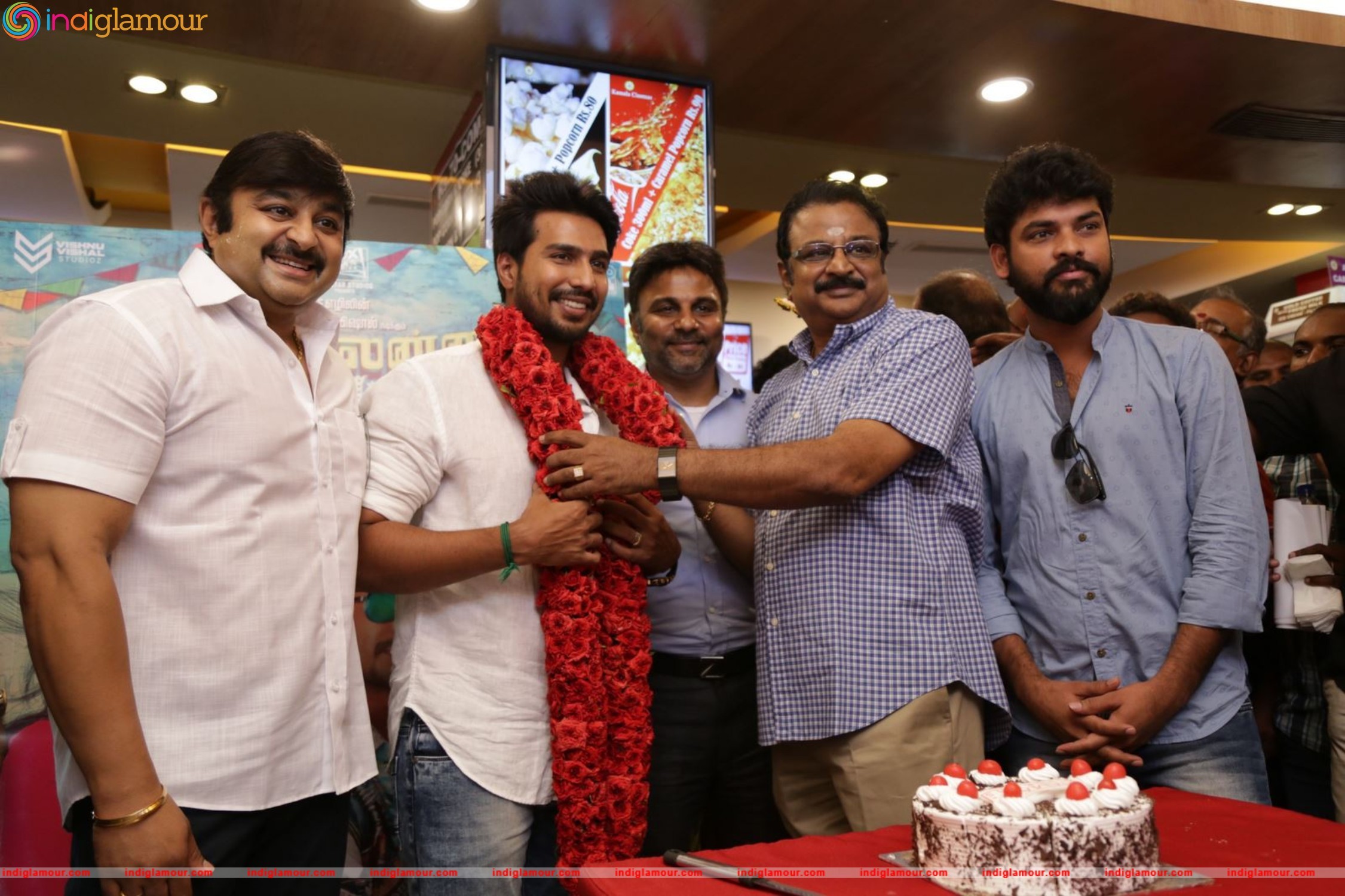Kamala Cinemas Felicitating Velaina Vanthuta Vellaikaran Team Event hd photo