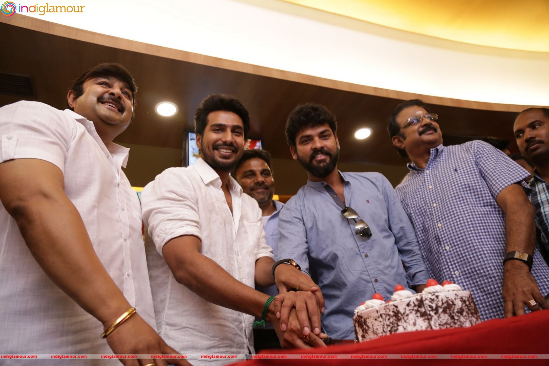 Kamala Cinemas Felicitating Velaina Vanthuta Vellaikaran Team Event hd photo