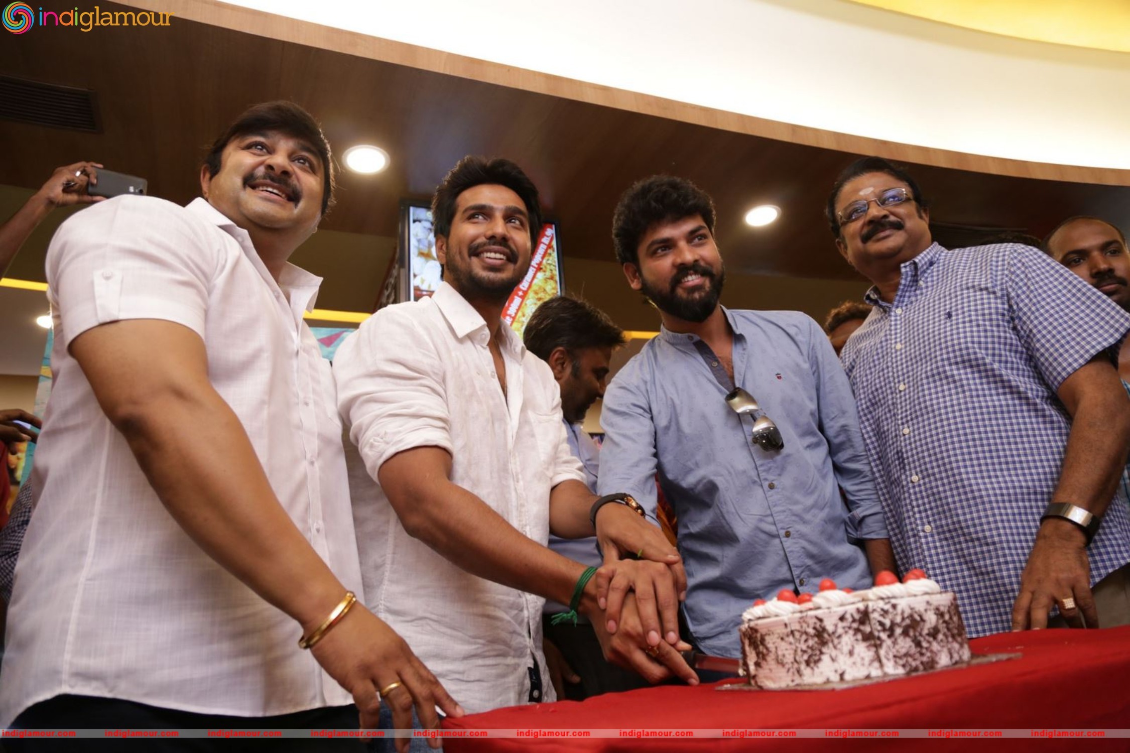Kamala Cinemas Felicitating Velaina Vanthuta Vellaikaran Team Event hd photo