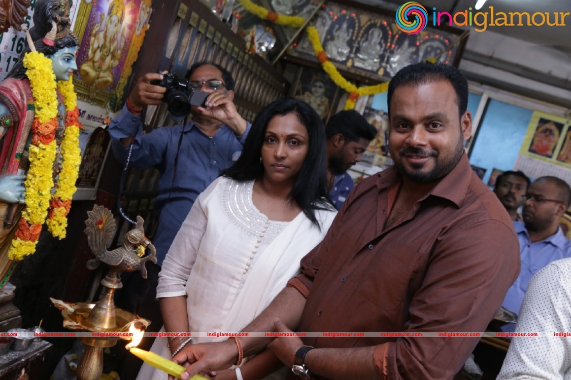 Enakku Vaaitha Adimaigal Pooja Stills Event hd photo