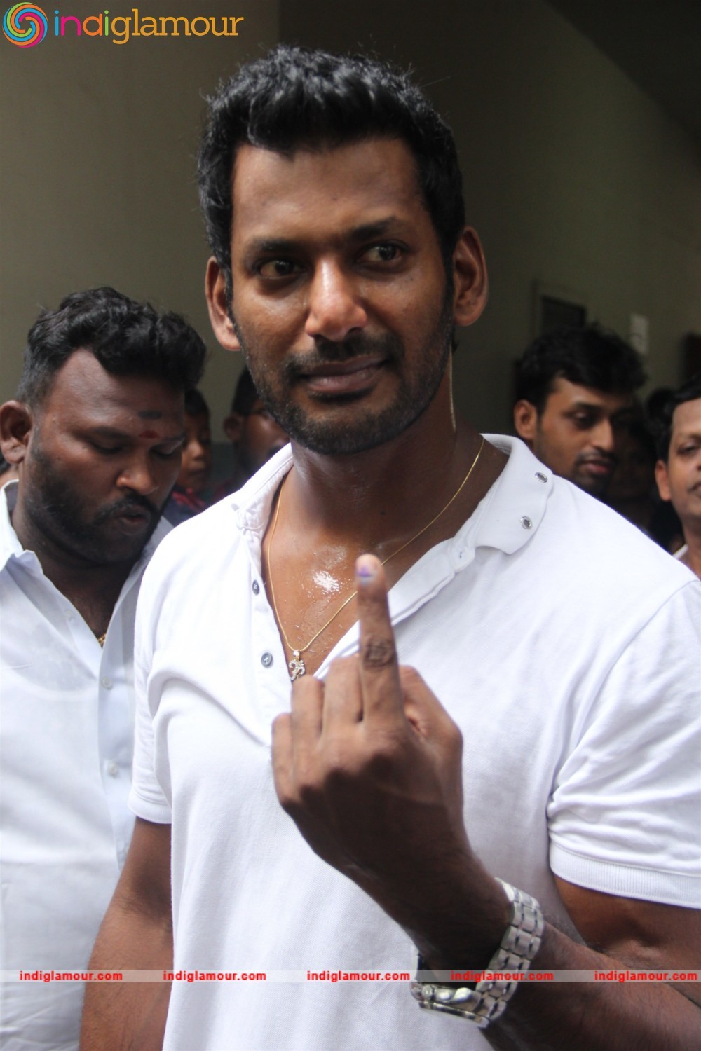 Kollywood Celebrities Vote at Anna Nagar Valliammal School Event hd photo