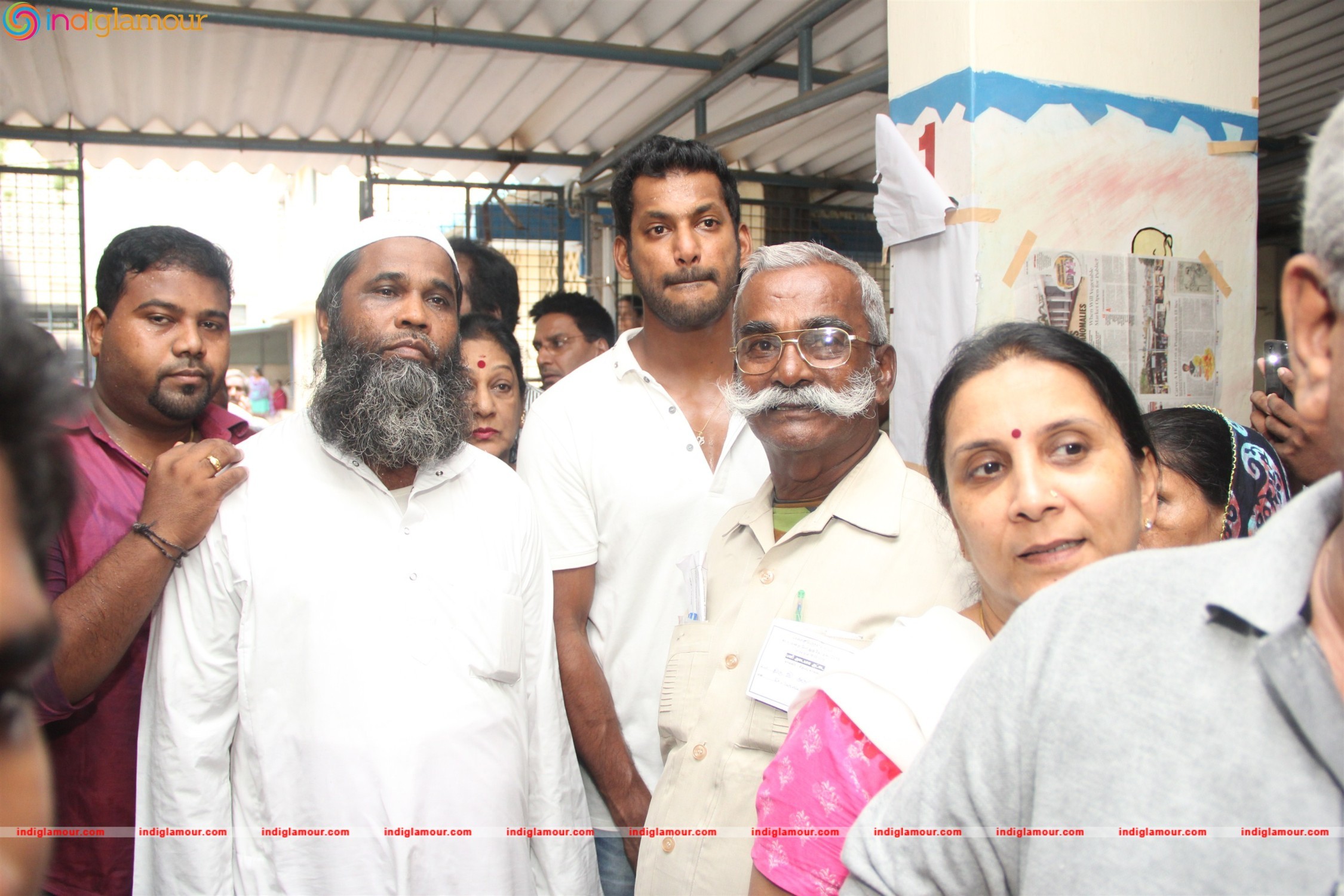 Kollywood Celebrities Vote at Anna Nagar Valliammal School Event hd photo