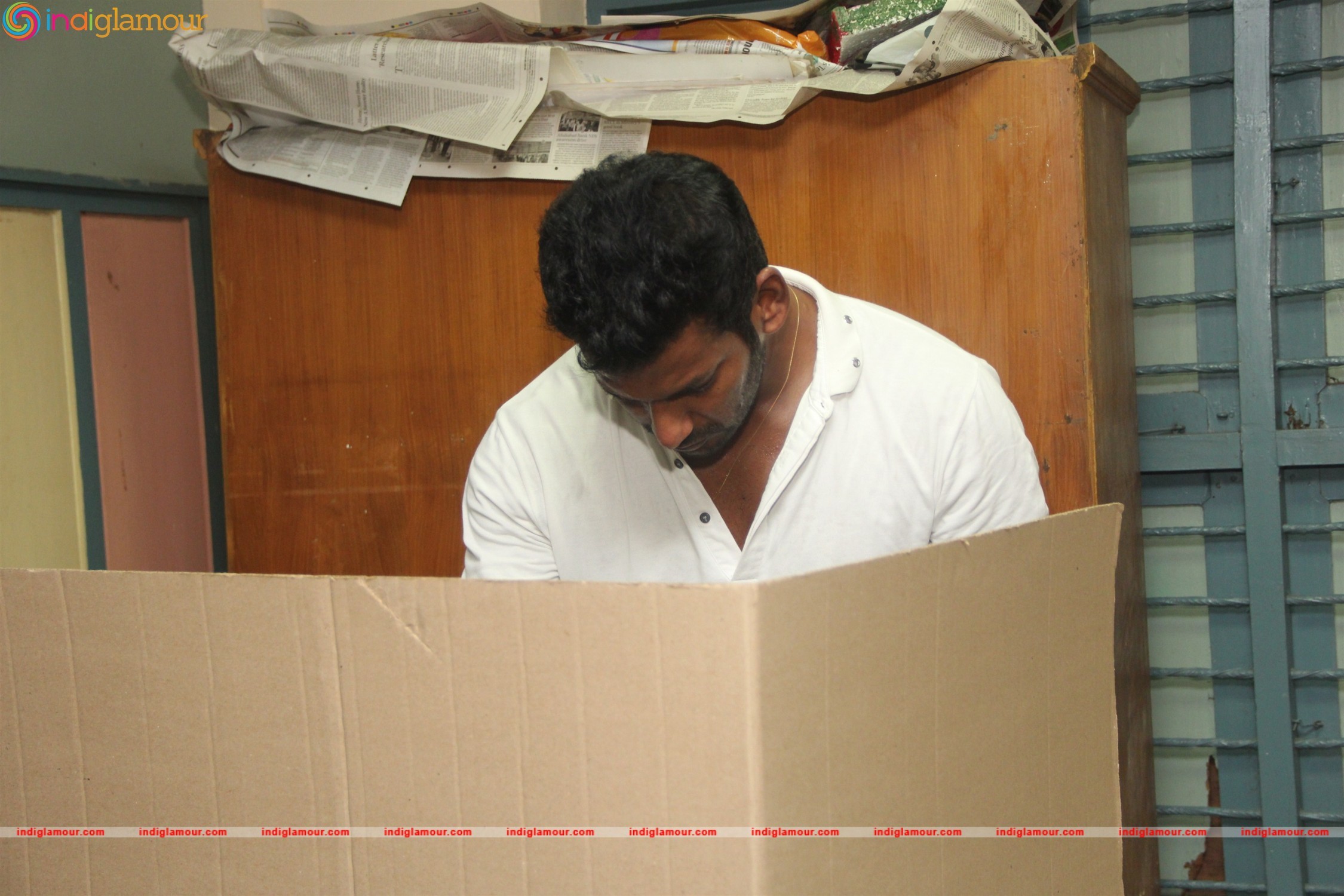 Kollywood Celebrities Vote at Anna Nagar Valliammal School Event hd photo