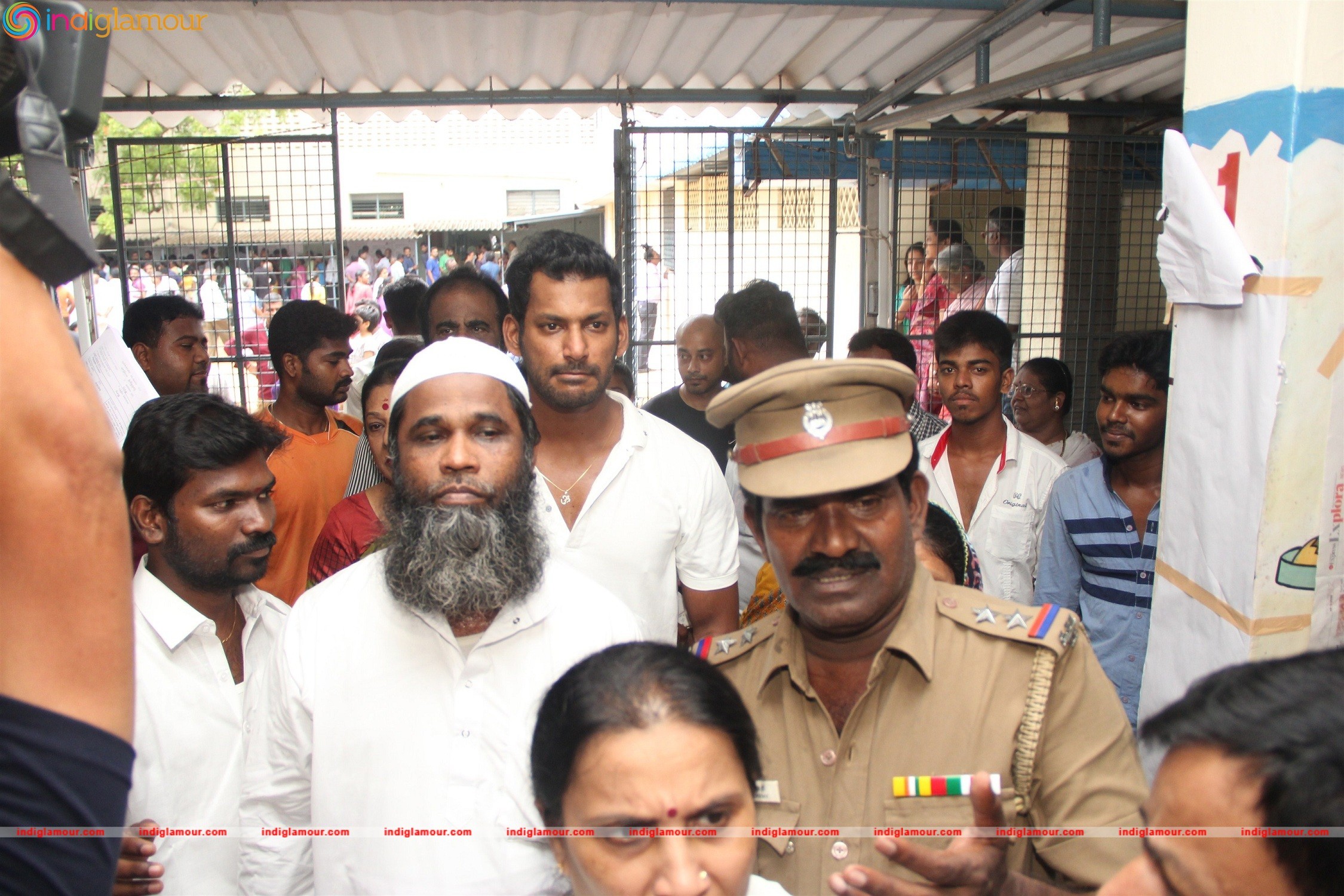 Kollywood Celebrities Vote at Anna Nagar Valliammal School Event hd photo