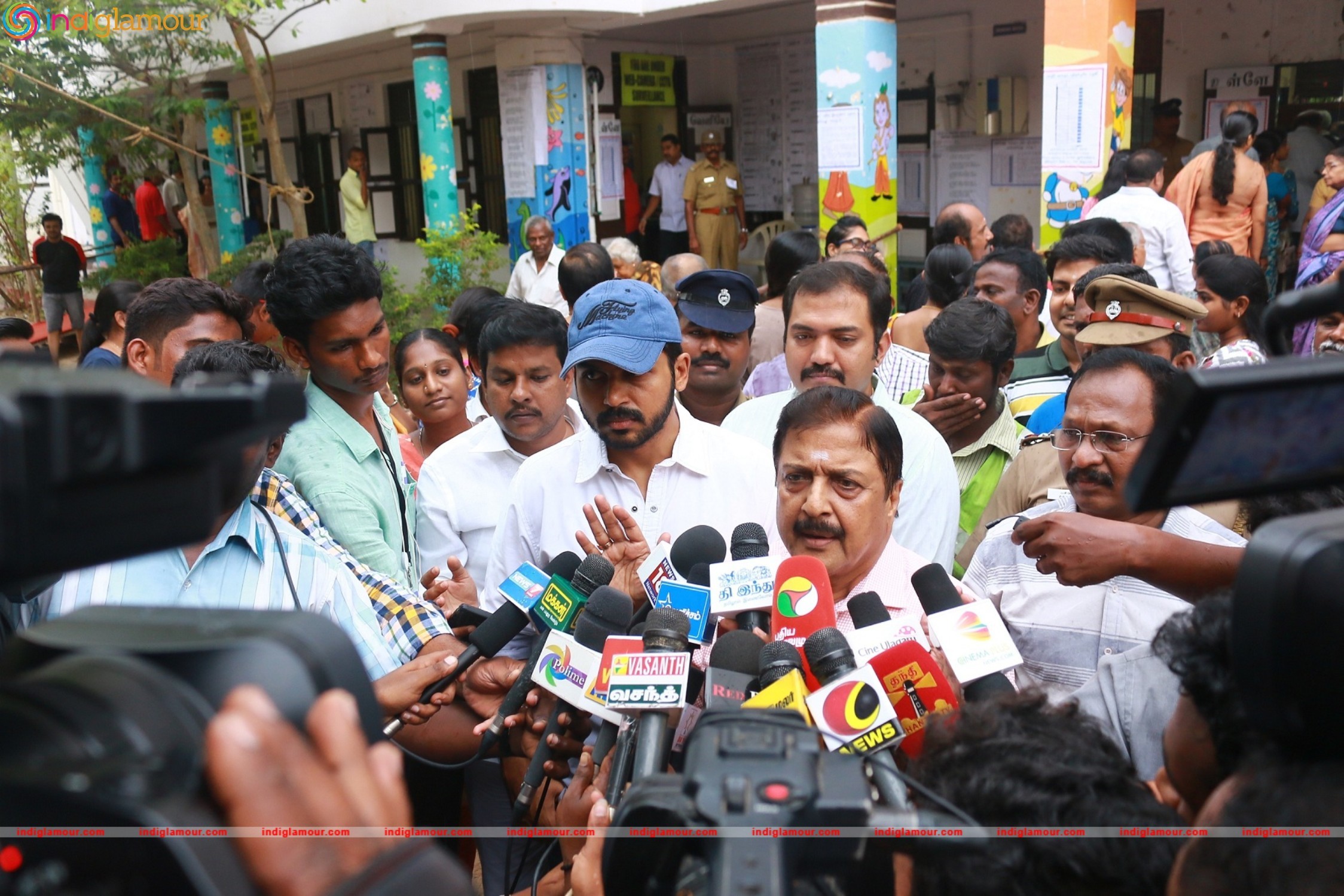 Kollywood Celebrities Vote at Anna Nagar Valliammal School Event hd photo