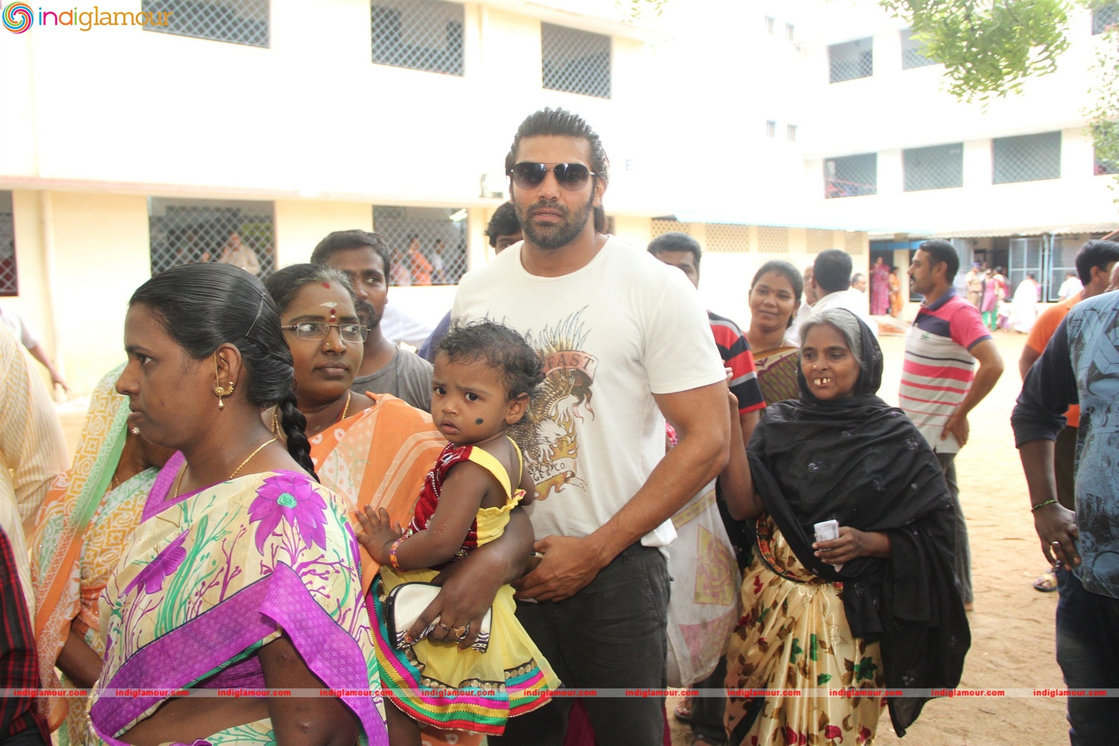 Kollywood Celebrities Vote at Anna Nagar Valliammal School Event hd photo