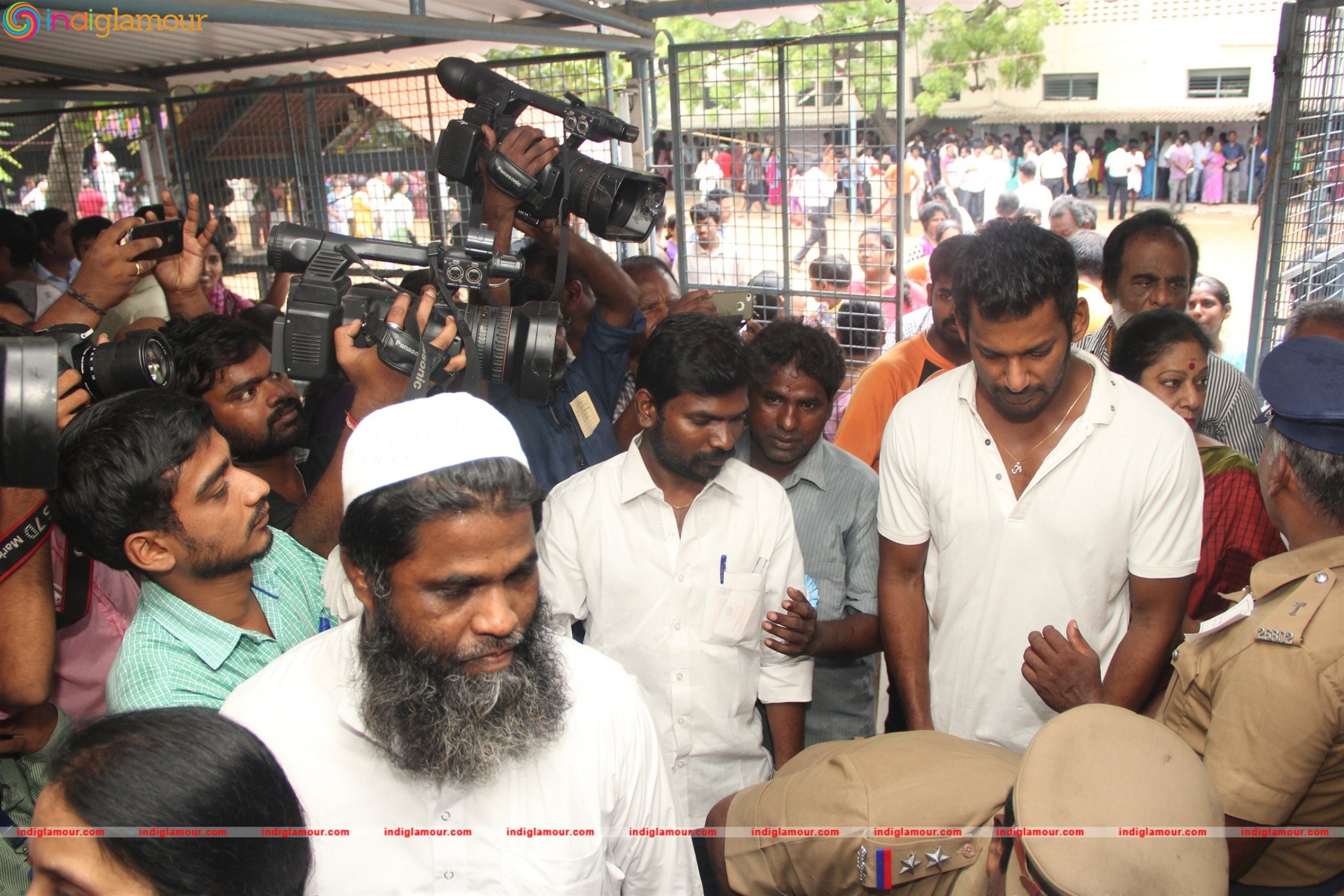 Kollywood Celebrities Vote at Anna Nagar Valliammal School Event hd photo