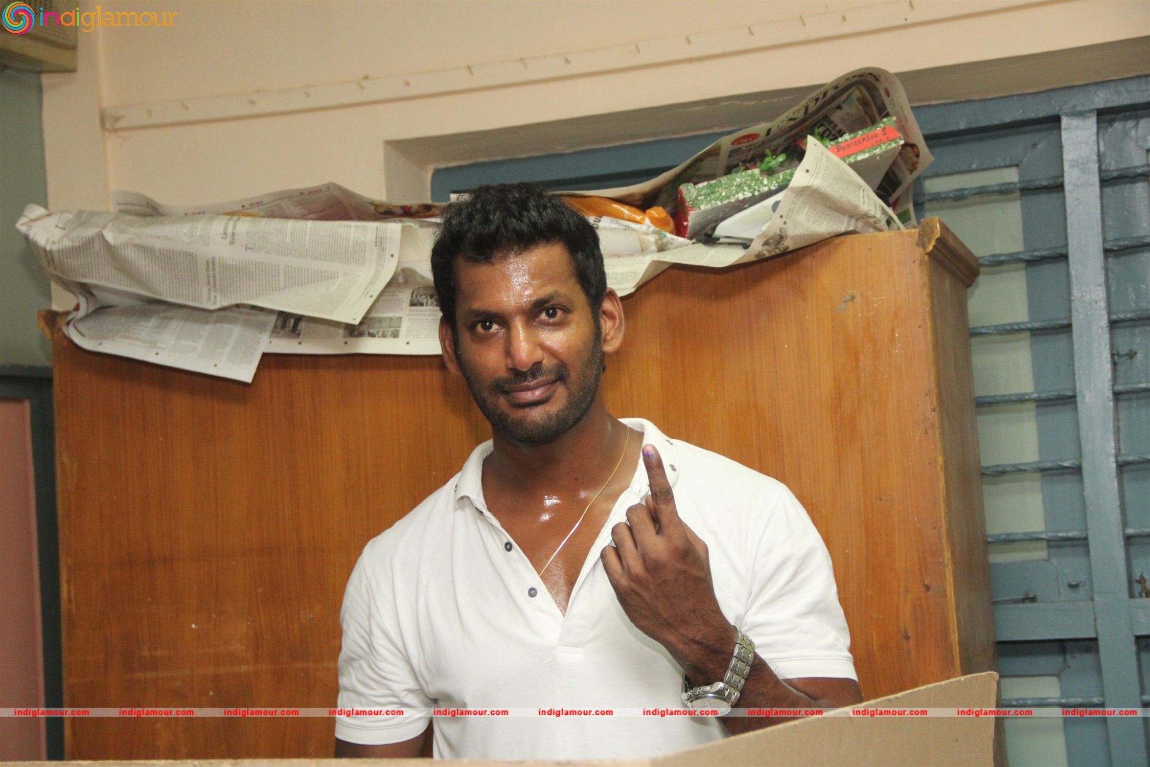 Kollywood Celebrities Vote at Anna Nagar Valliammal School Event hd photo