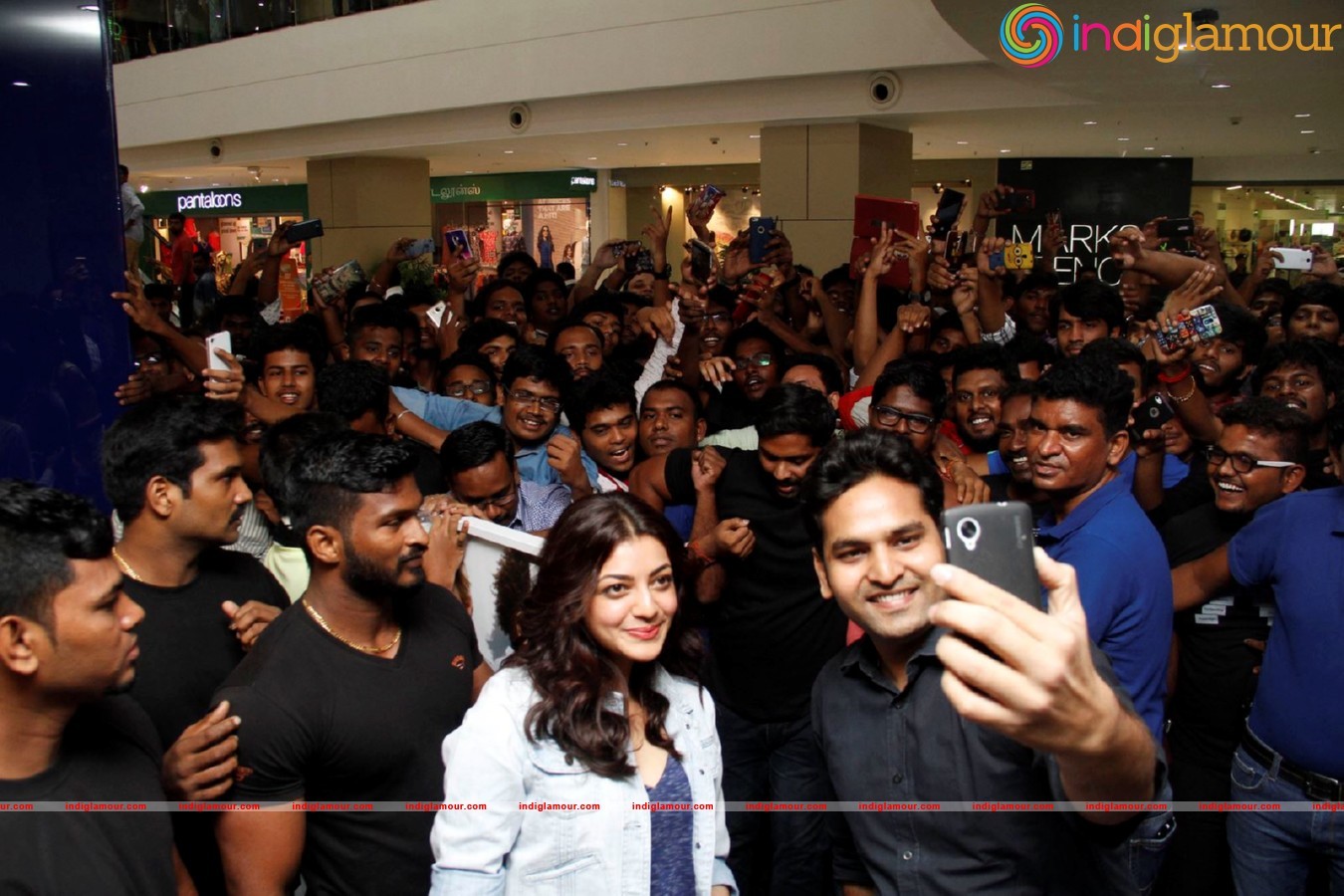 Kajal Aggarwal opens Gaps doors at Phoenix Market City Event hd photo