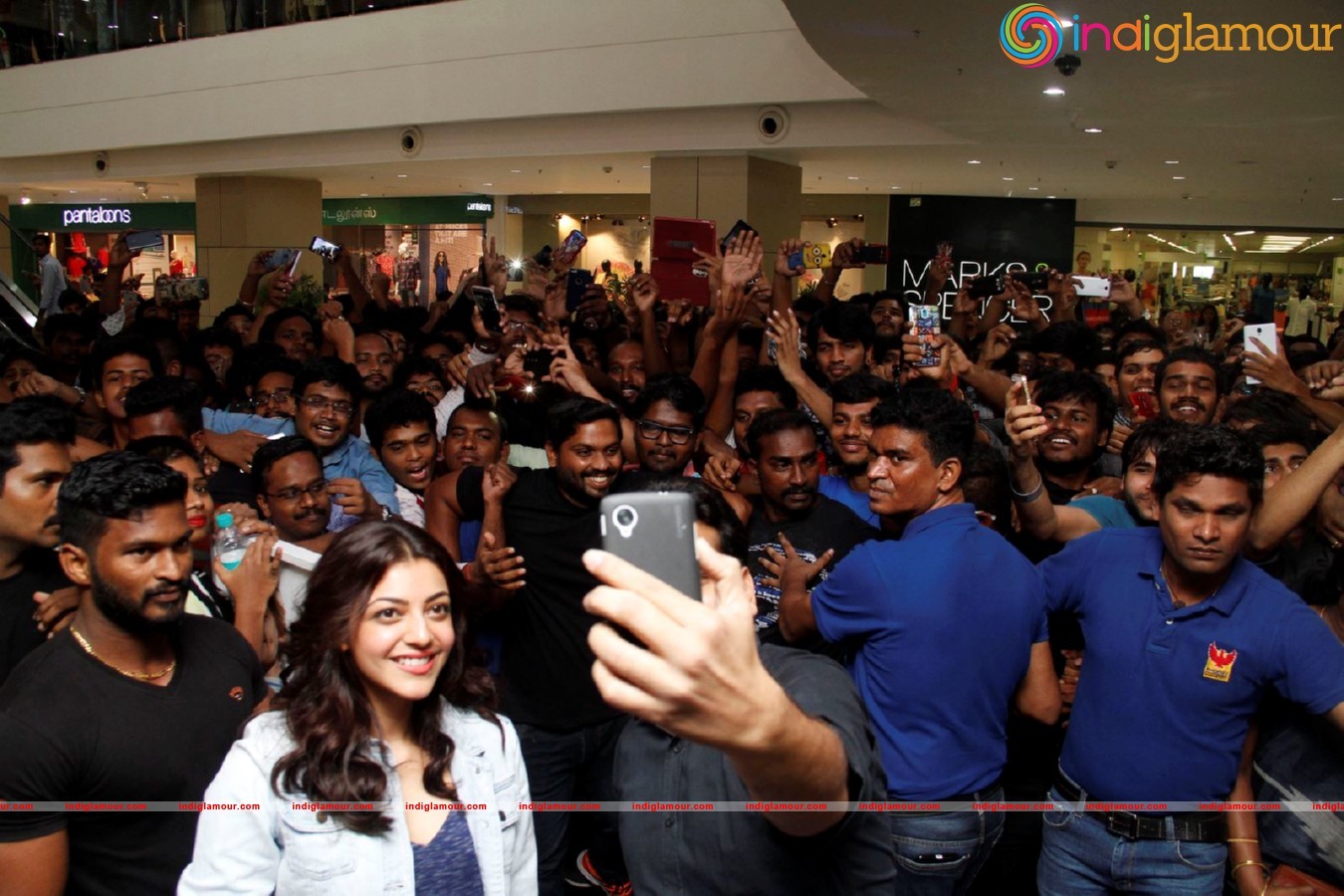 Kajal Aggarwal opens Gaps doors at Phoenix Market City Event hd photo