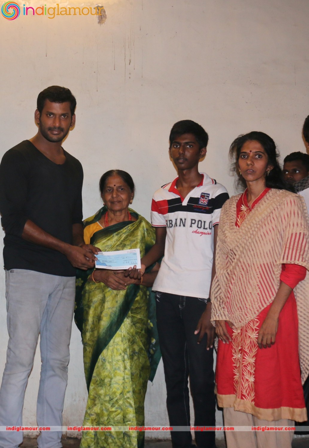 Actor Vishal Helps 10 Poor Students by Paying College Fees Event hd photo