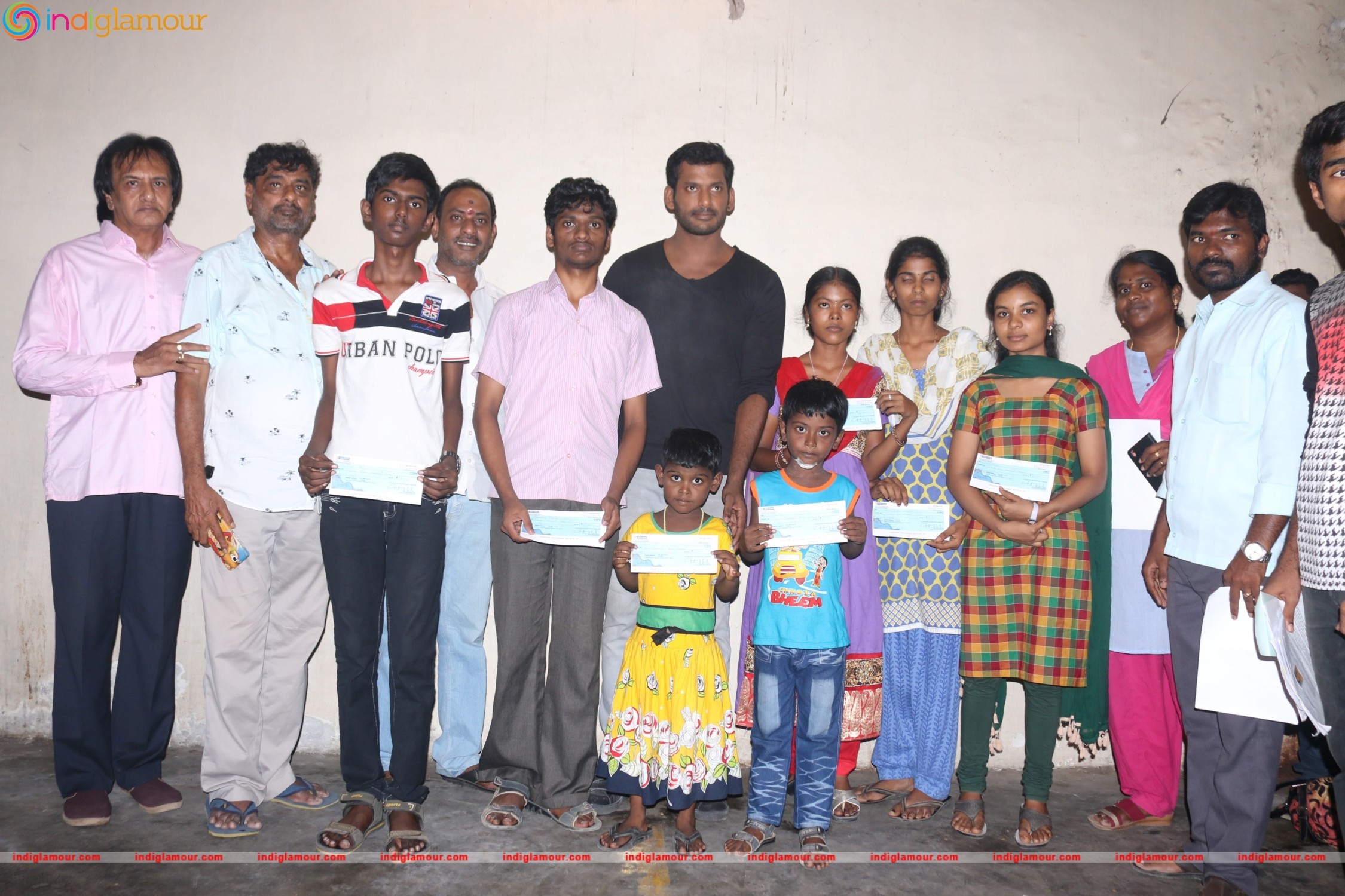 Actor Vishal Helps 10 Poor Students by Paying College Fees Event hd photo