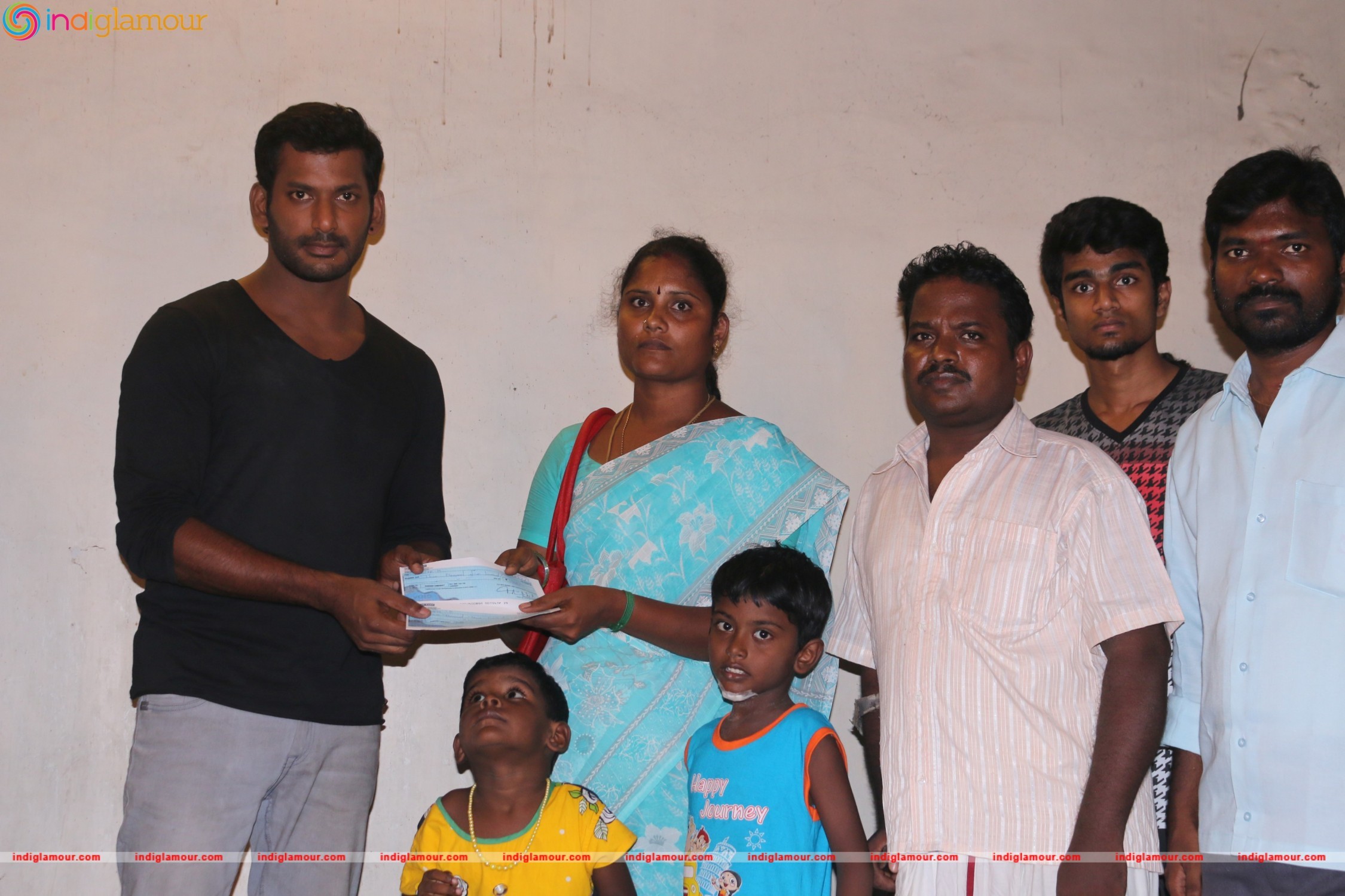 Actor Vishal Helps 10 Poor Students by Paying College Fees Event hd photo