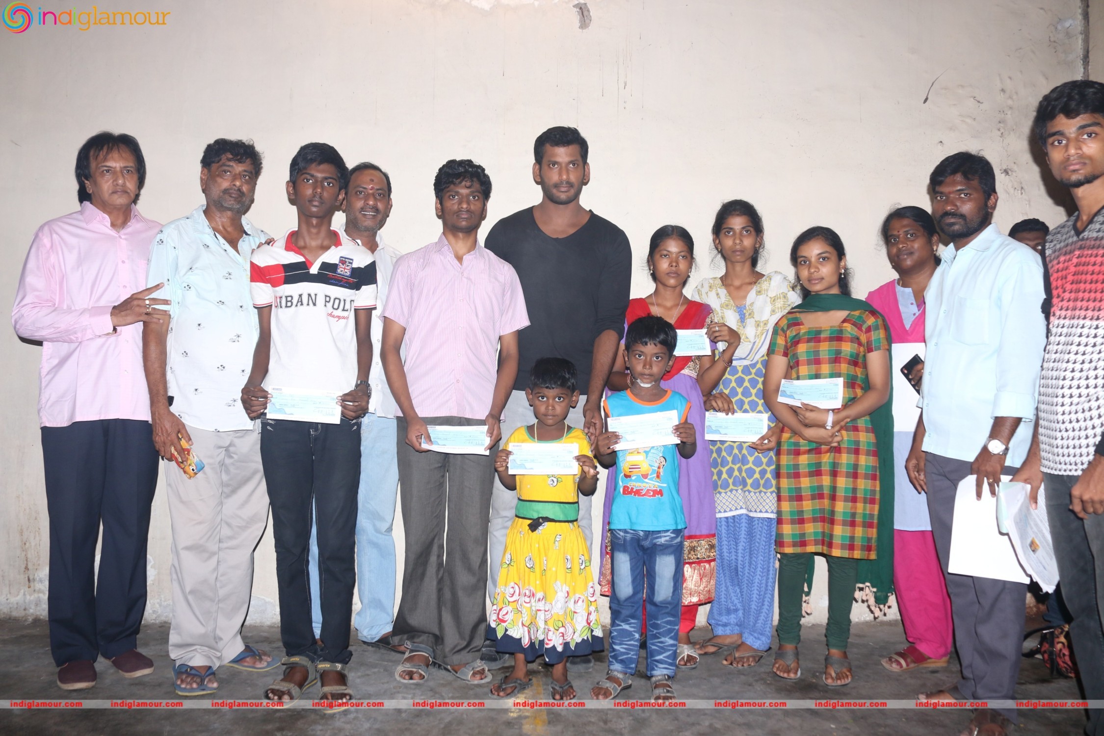 Actor Vishal Helps 10 Poor Students by Paying College Fees Event hd photo