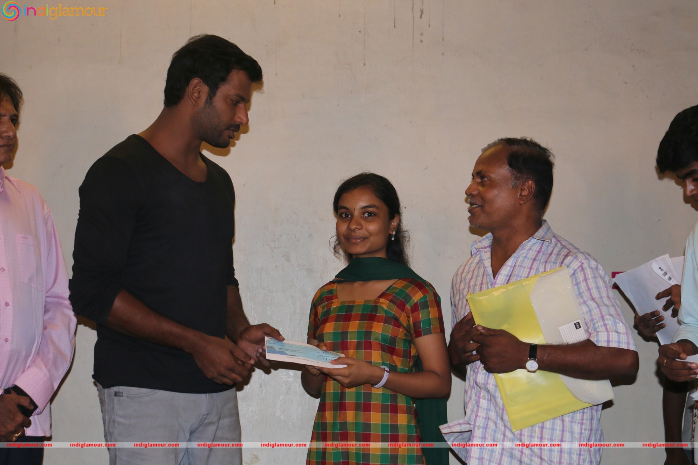 Actor Vishal Helps 10 Poor Students by Paying College Fees Event hd photo