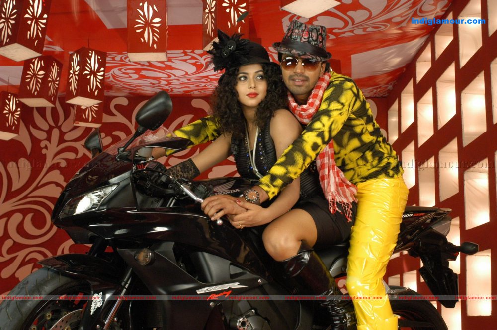 Poorna Actress hd photo