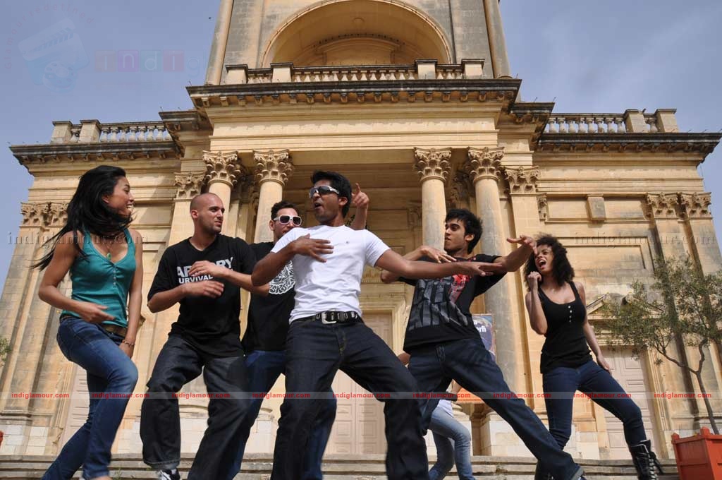 Vinnaithandi Varuvaya Movie hd photo