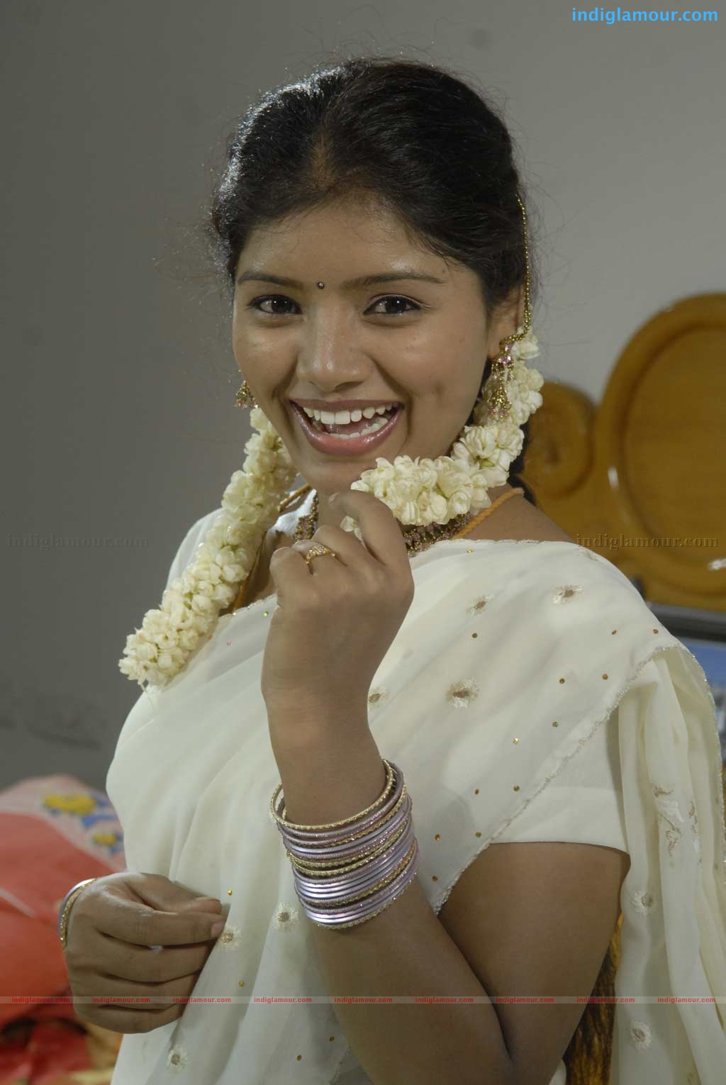 Mayavan Kadhal Movie hd photo