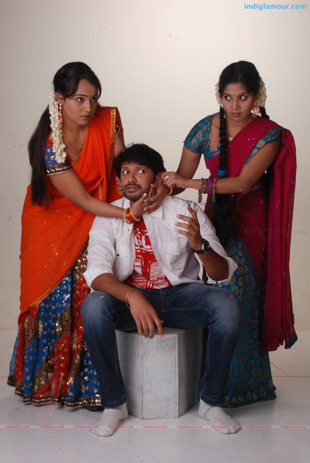 Oru Thuli Punnagai Movie hd photo