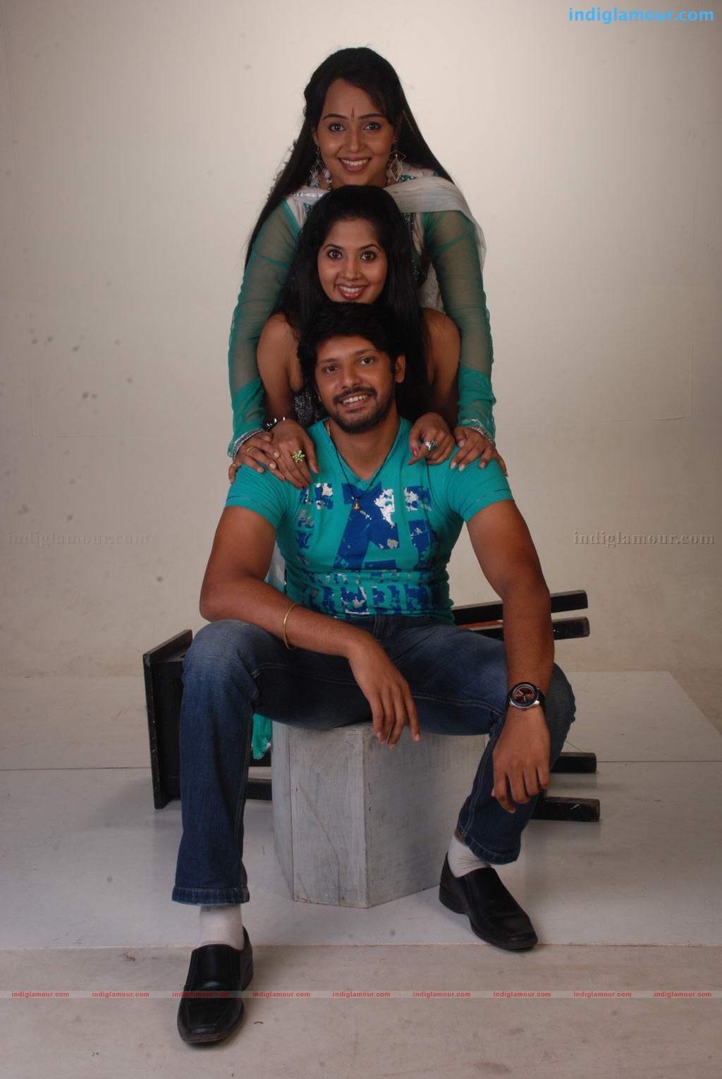 Oru Thuli Punnagai Movie hd photo