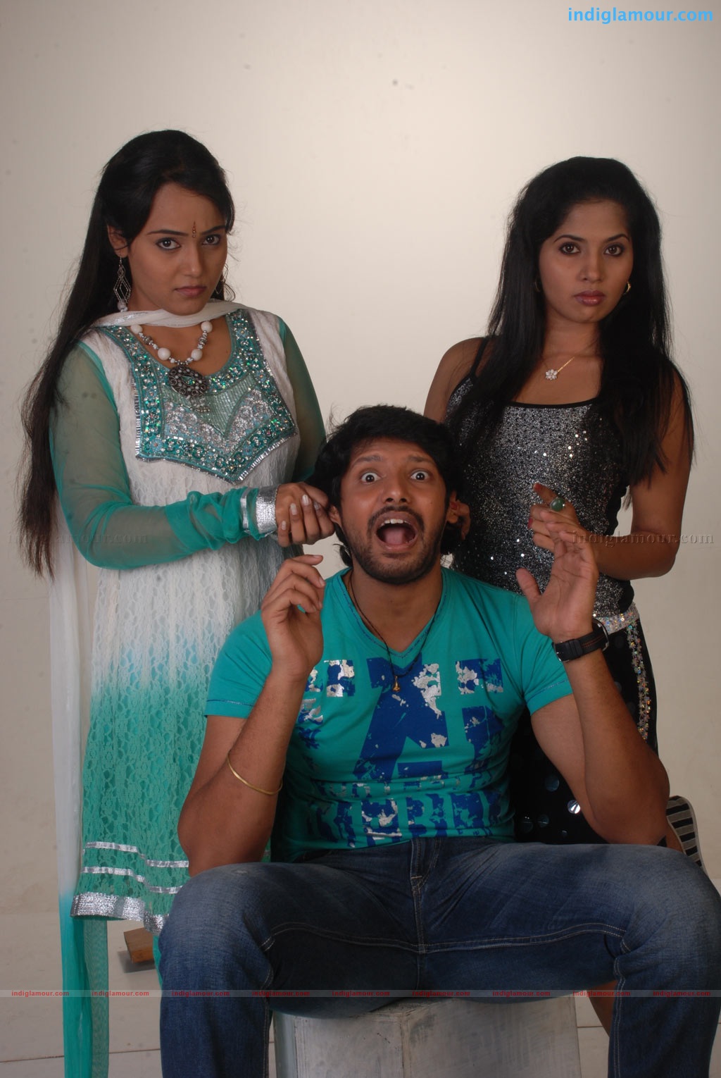 Oru Thuli Punnagai Movie hd photo