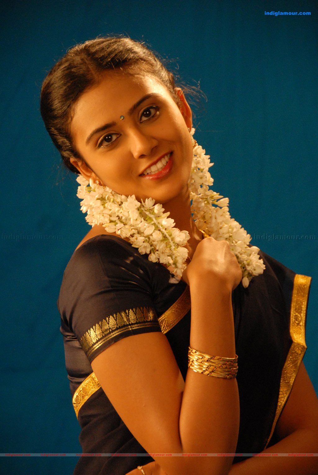 Konjam Poi Niraiya Kaathal Movie hd photo