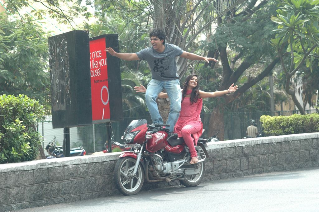 Thulli Ezhunthathu Kadhal Movie hd photo