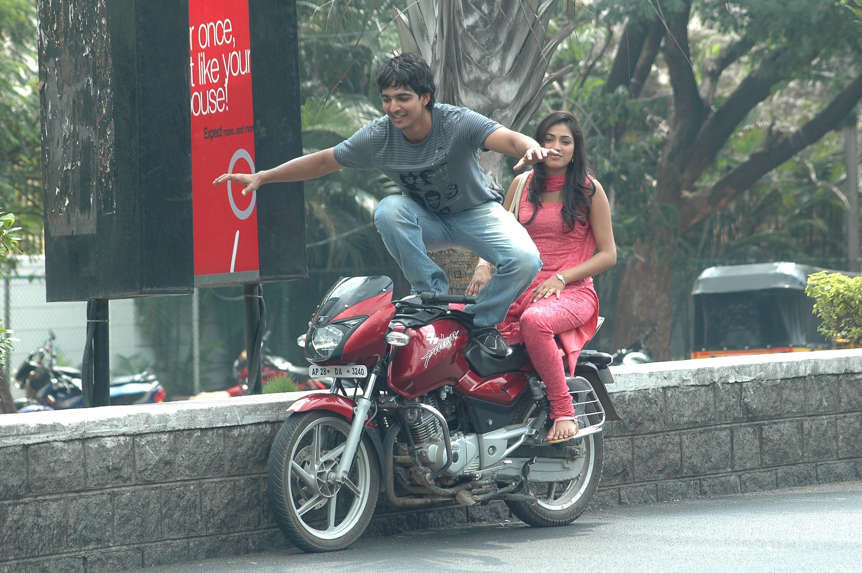 Thulli Ezhunthathu Kadhal Movie hd photo