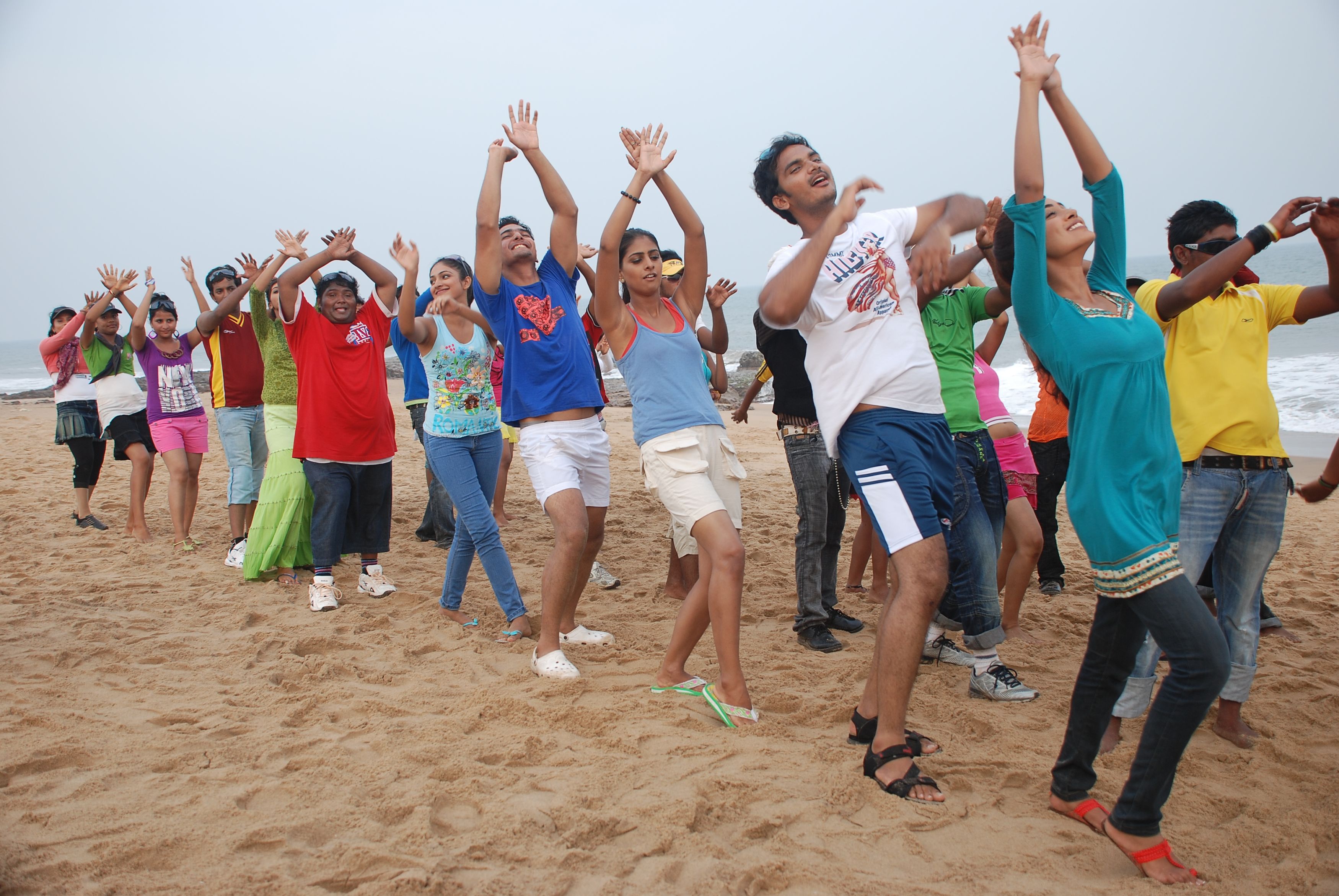 Thulli Ezhunthathu Kadhal Movie hd photo