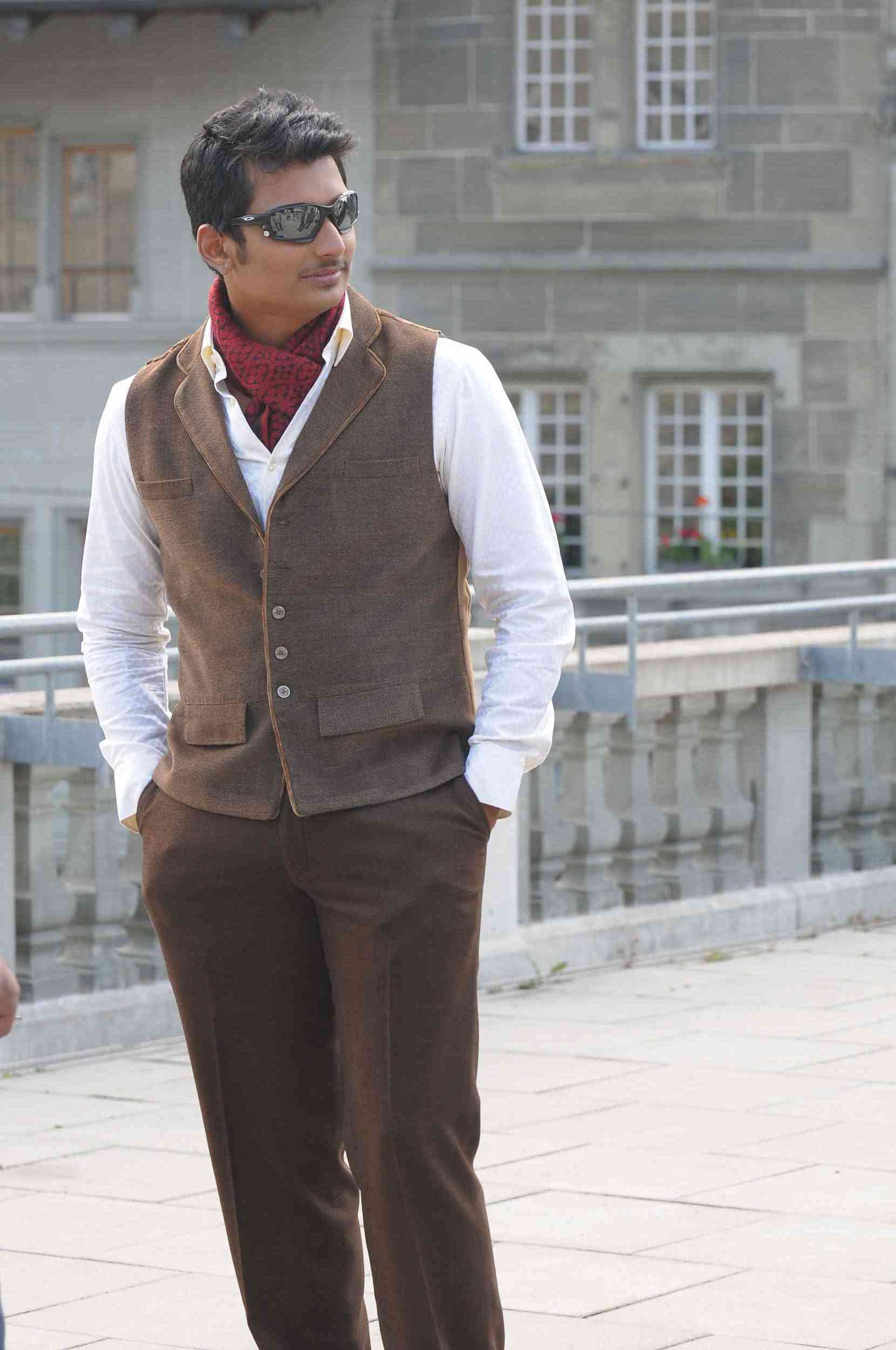 Vandhaan Vendraan Movie hd photo