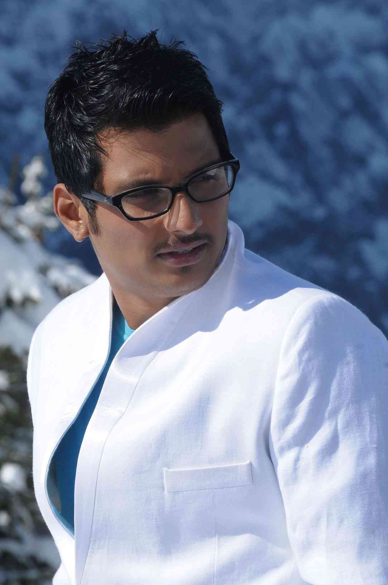 Vandhaan Vendraan Movie hd photo