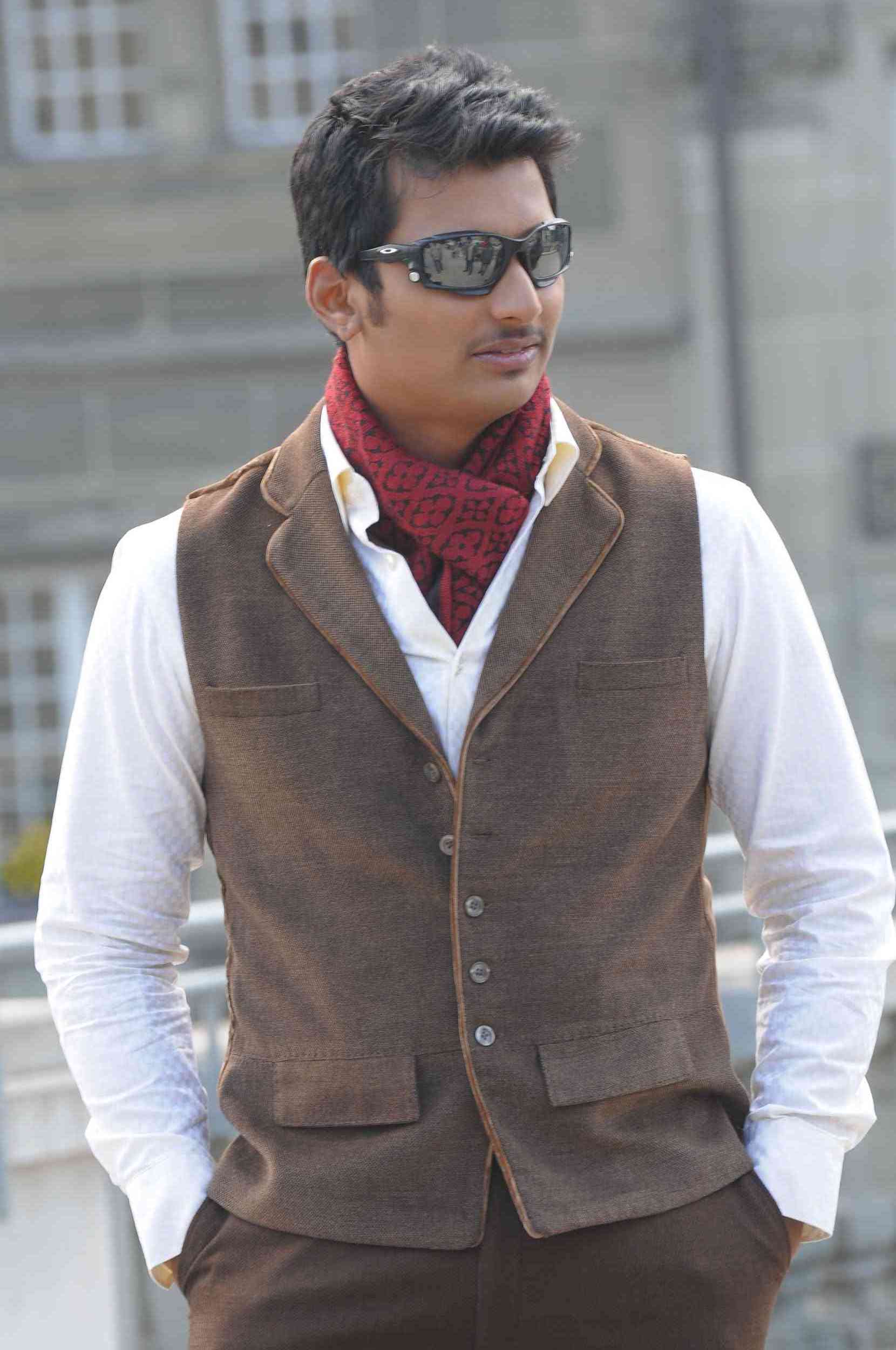 Vandhaan Vendraan Movie hd photo