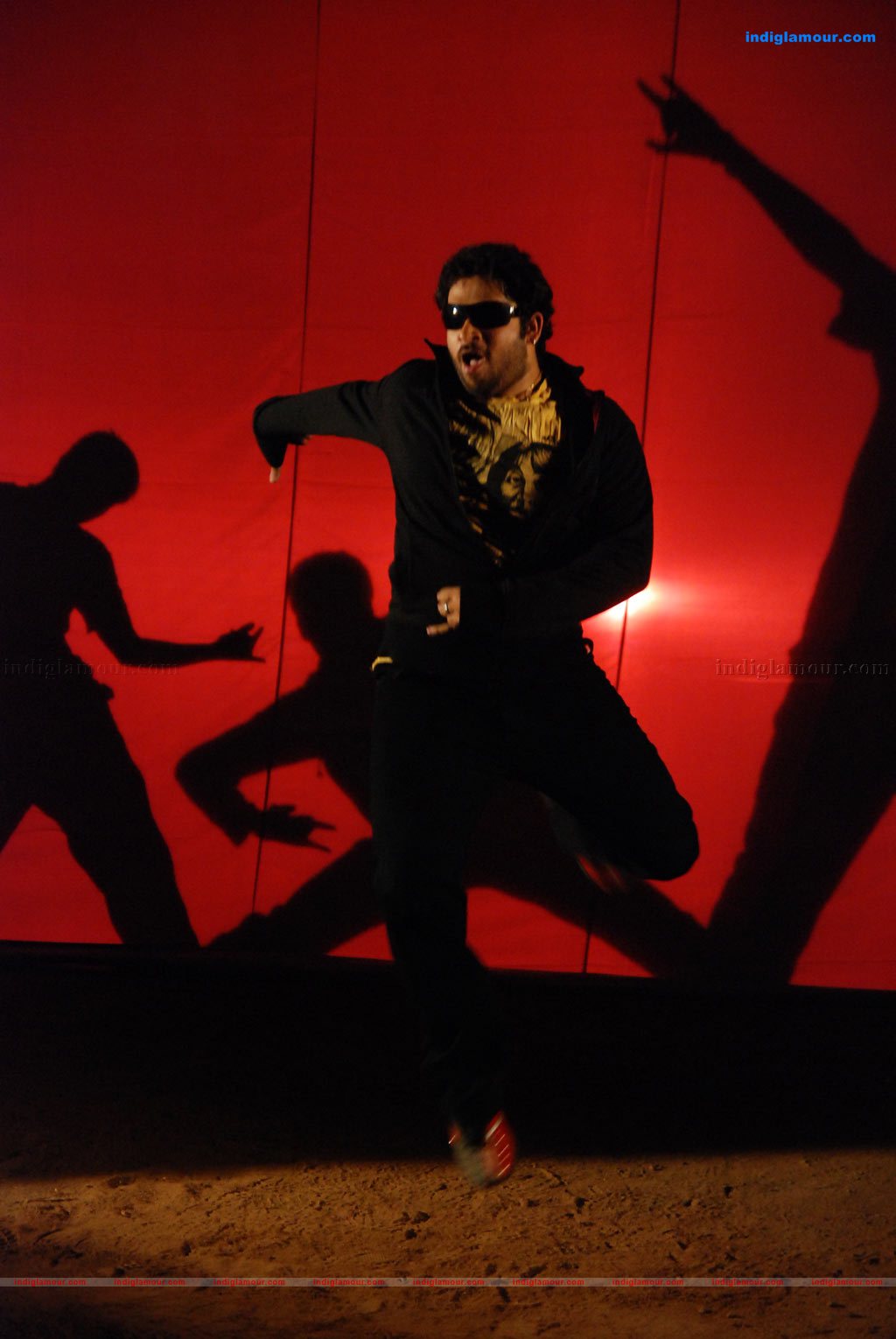Ninaivil Nindraval Movie hd photo
