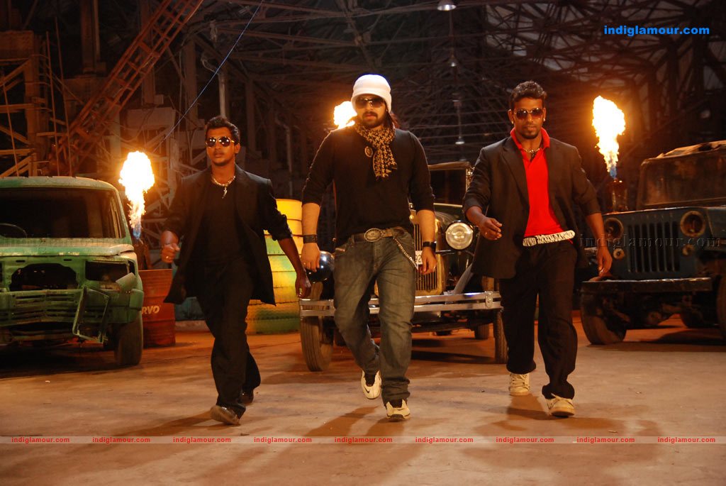 Ninaivil Nindraval Movie hd photo