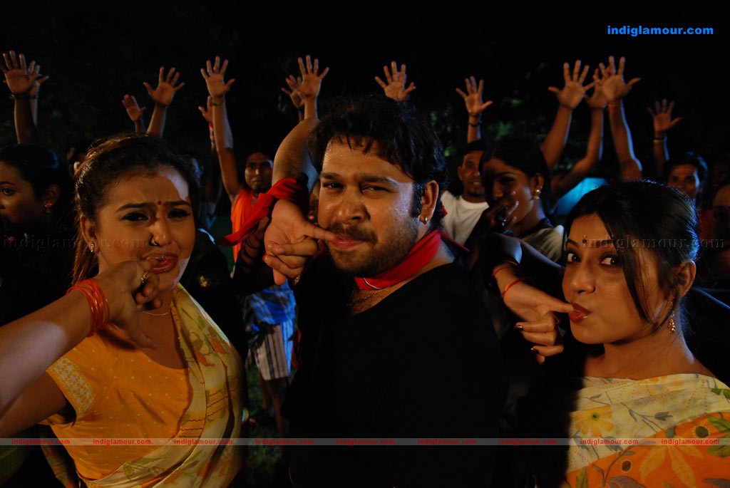 Ninaivil Nindraval Movie hd photo
