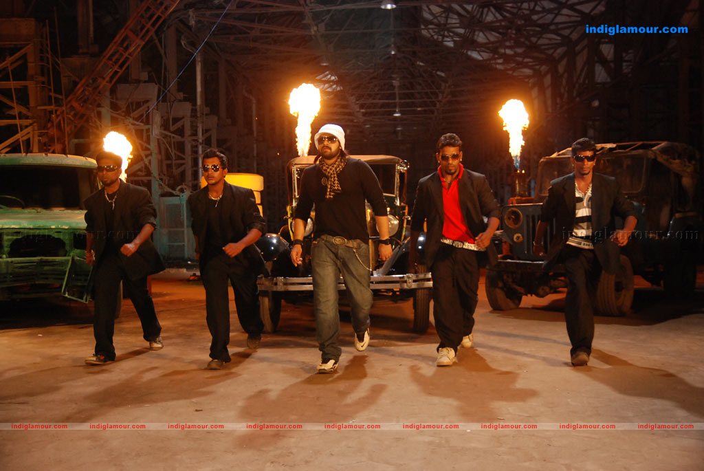 Ninaivil Nindraval Movie hd photo