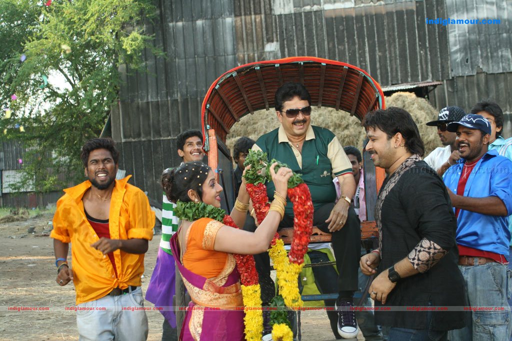 Ninaivil Nindraval Movie hd photo