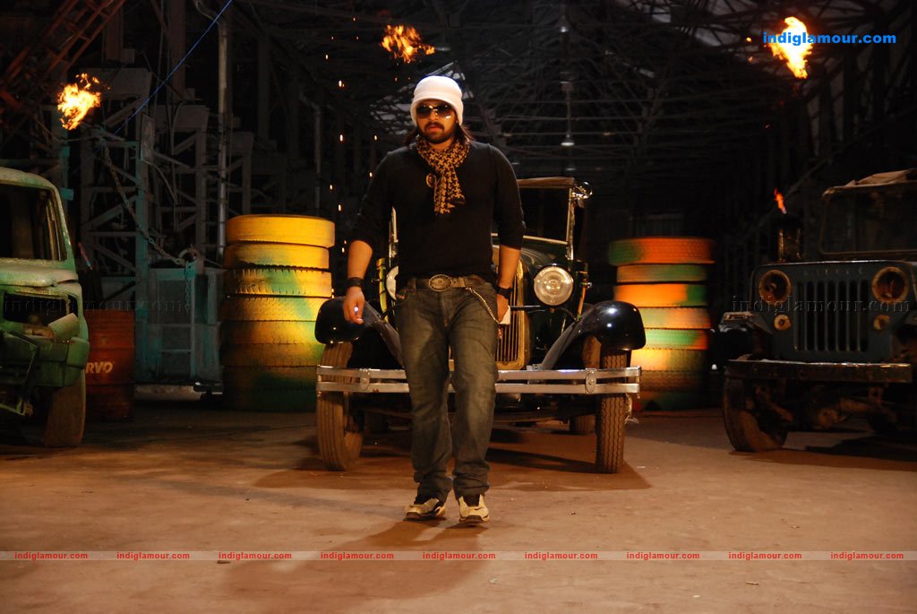 Ninaivil Nindraval Movie hd photo