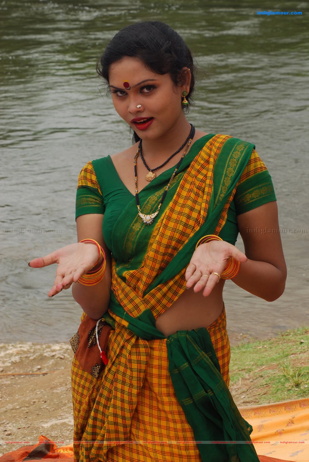 Tenkasi Pakkathula Movie hd photo
