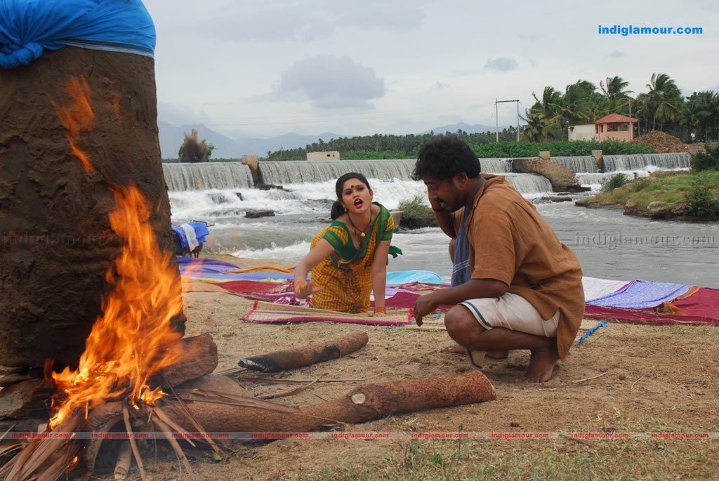 Tenkasi Pakkathula Movie hd photo